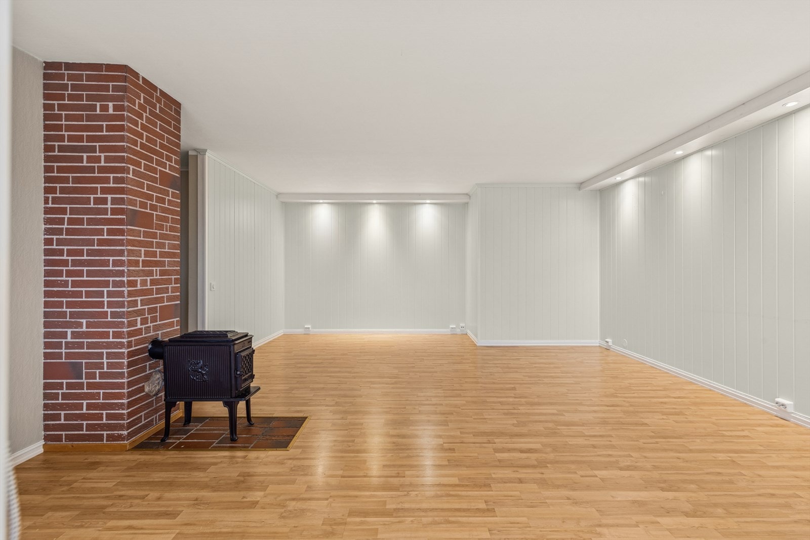 Oppvarming med både varmepumpe og vedovn gir en behagelig og effektiv varme. Galleribilde