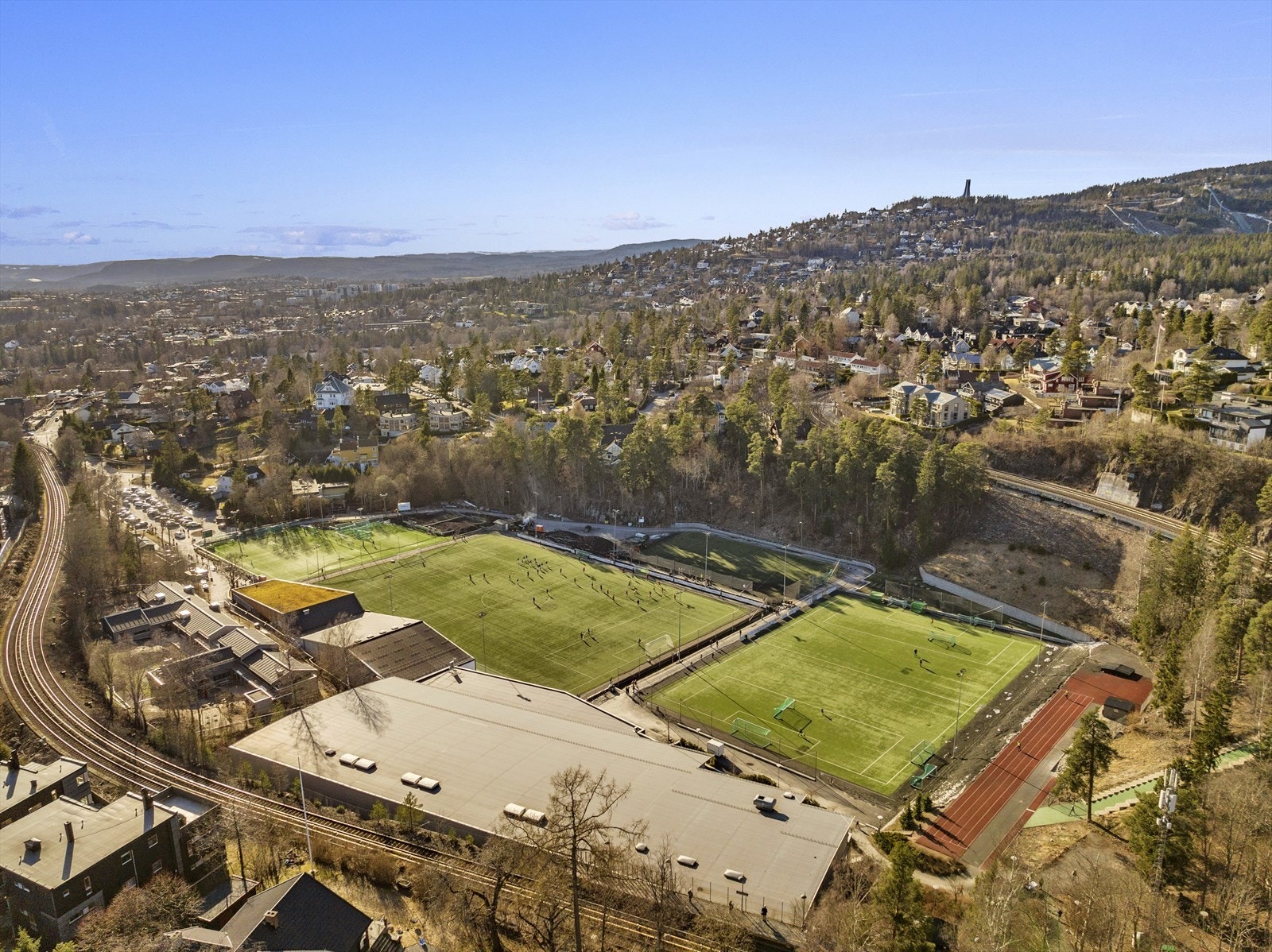Fra eiendommen er det kort gange til Heming idrettsanlegg med bl.a. flerbrukshaller, tennisbaner, utvendig sportsplass m.m. Heming er et populært samlingspunkt i området, og har lang tradisjon med sitt trygge og sportslige miljø Galleribilde