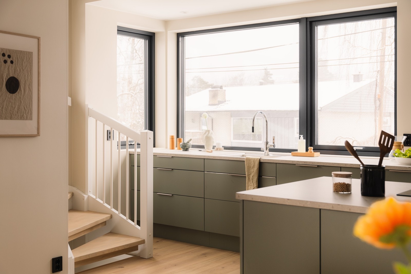 Det er hyggelig utsyn mot gårdsplass fra kjøkkenet Galleribilde