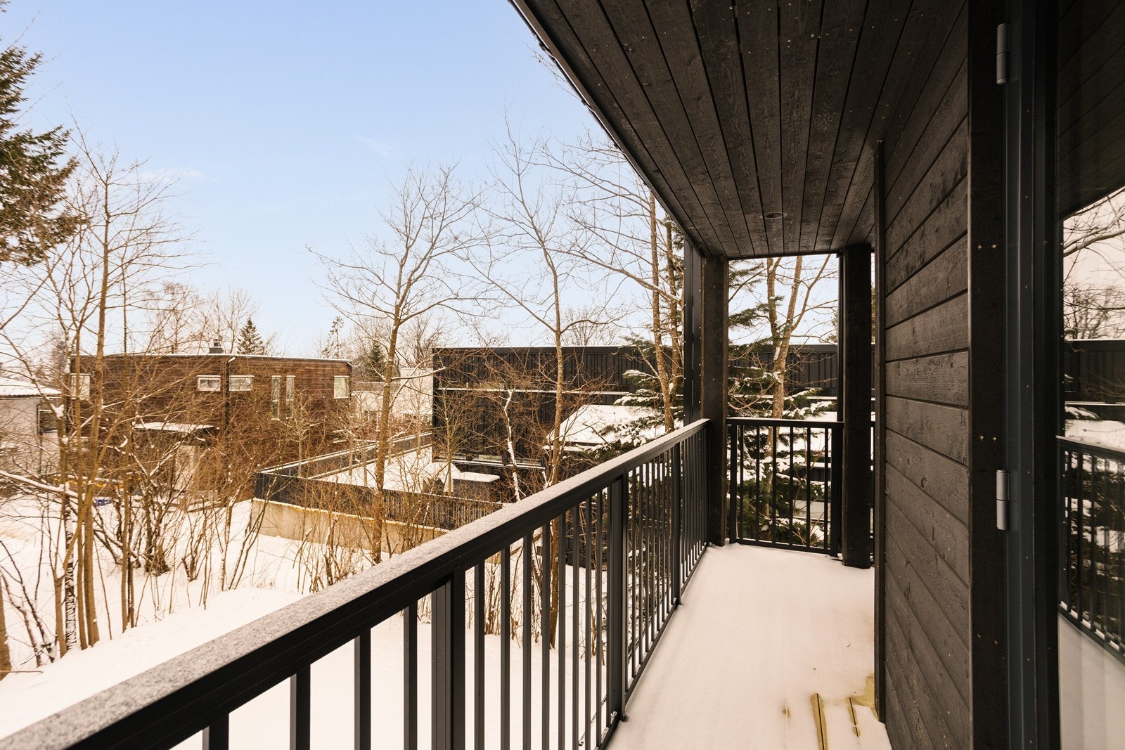 Balkong ut fra stue. Videre rundt hjørnet på terrassen er det god plass til utesalong / grill Galleribilde