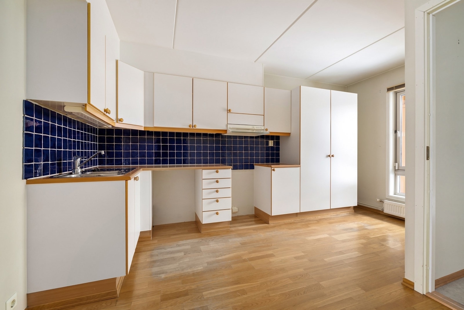 Denne typen kjøkkenløsning tilfredsstiller de aller fleste behov med både god plass til en romslig innredning, samt god kommunikasjon med stuen! Galleribilde