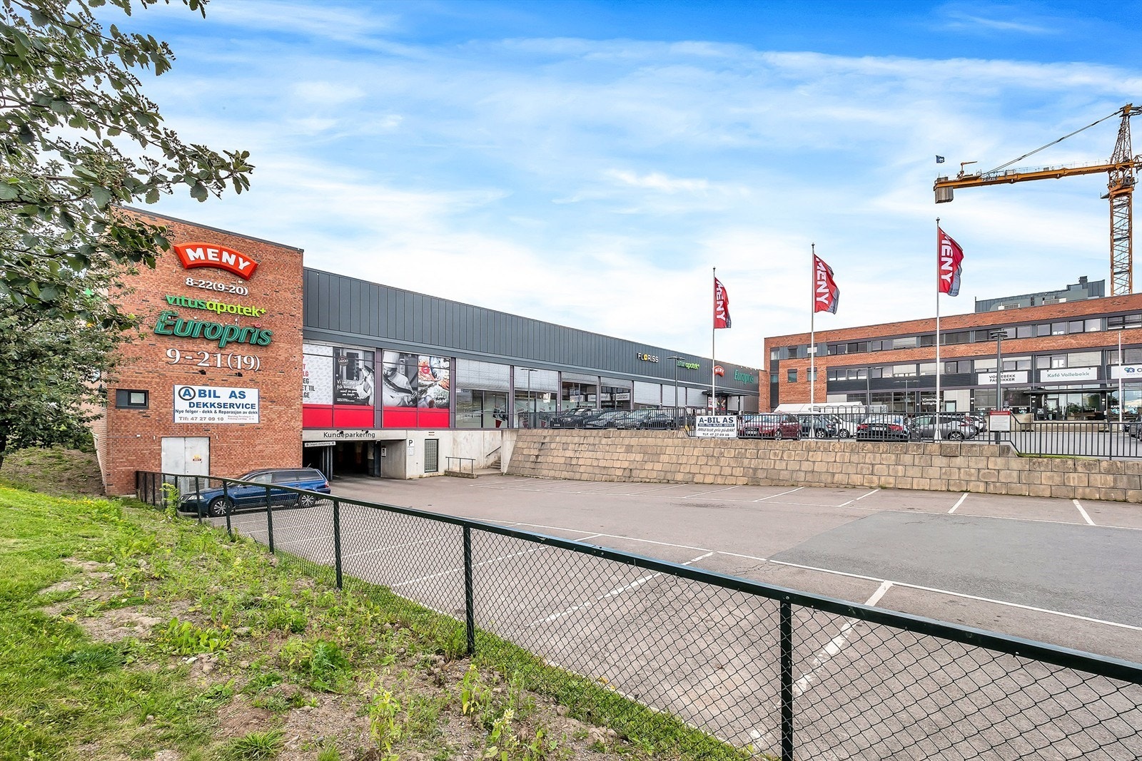 Kun et par hundre meter fra leiligheten ligger både Meny, Europris og Vitusapotek Galleribilde