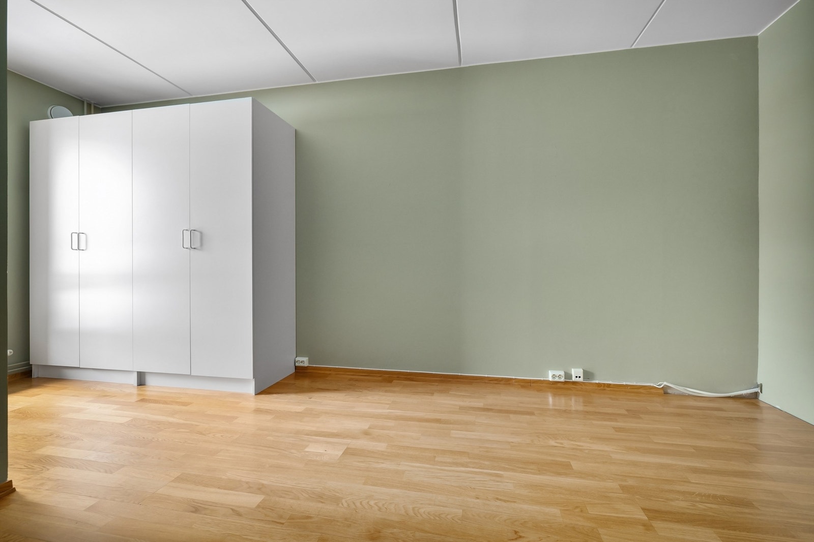 Her er det godt med plass til både dobbeltseng og tilhørende nattbord, samt en romslig garderobe Galleribilde