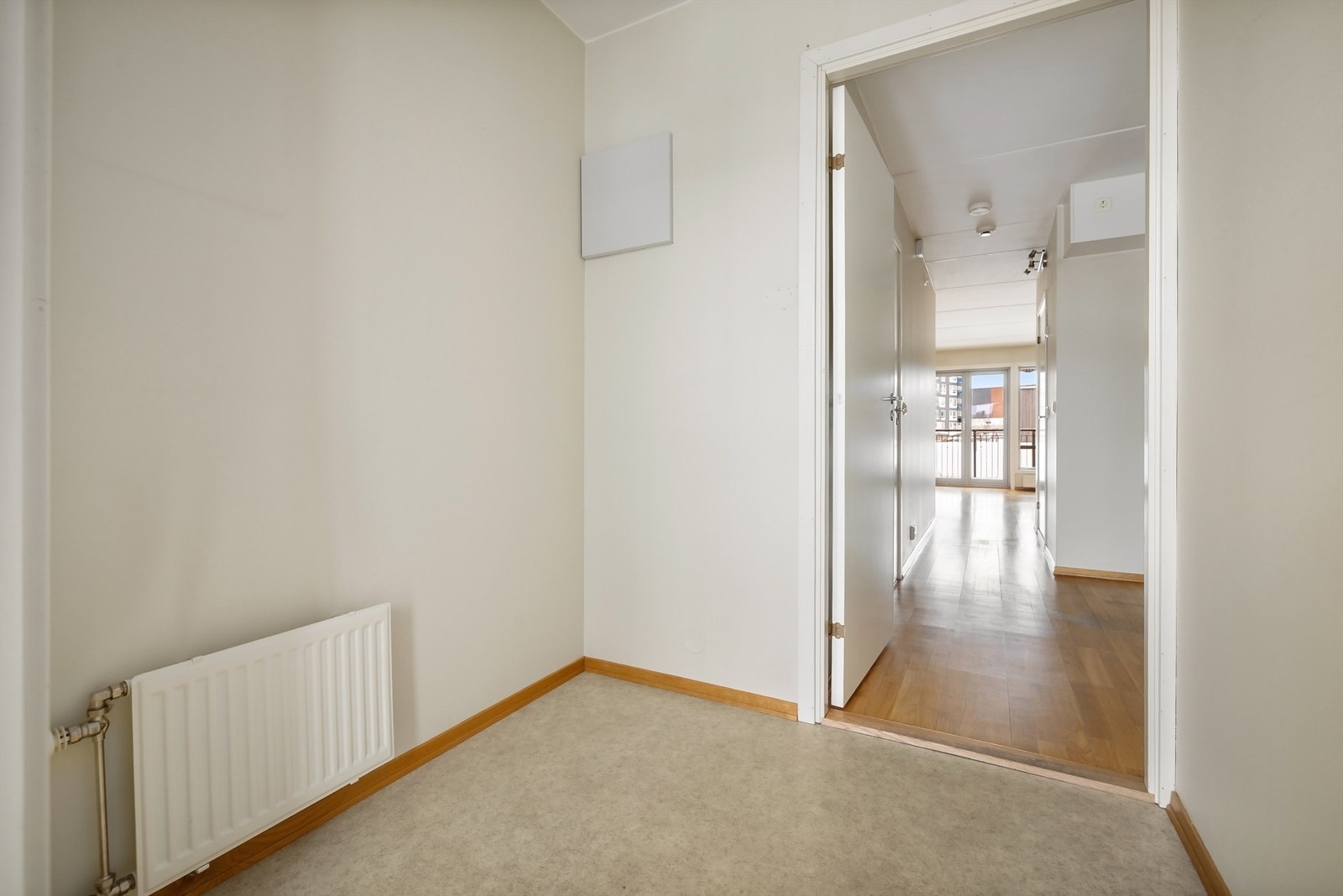 Romslig entré med god plass til både yttertøy og sko, samt oppbevaringsmøbel etter ønske og behov Galleribilde