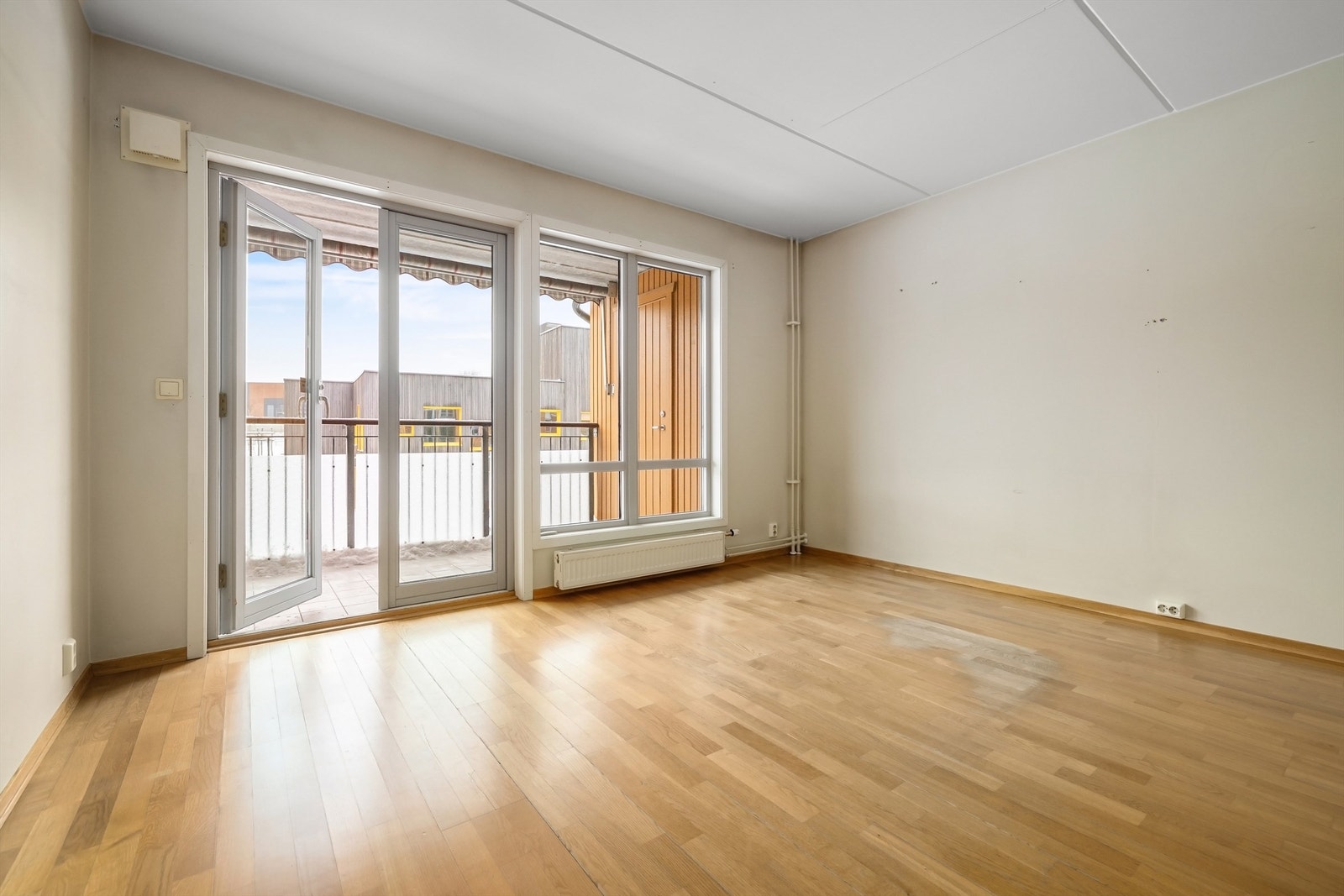 Fra stuen tas du videre til boligens solrike balkong som blir en herlig forlengelse av stuen hele sommeren! Galleribilde