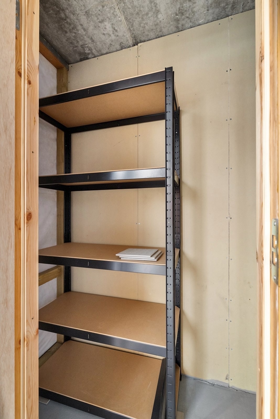 Fra balkongen er det enkel tilgang til to boder, på 1 kvm hver, med god oppbevaringsplass Galleribilde