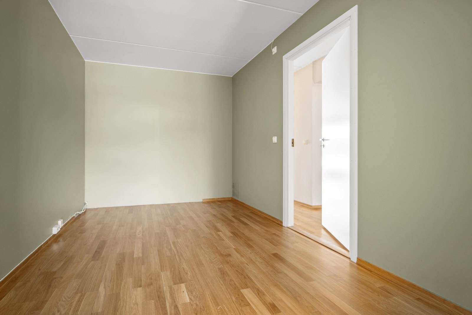 Rommet har som resten av leiligheten malte vegg- og himlingsflater, med parkett belagt på gulv Galleribilde