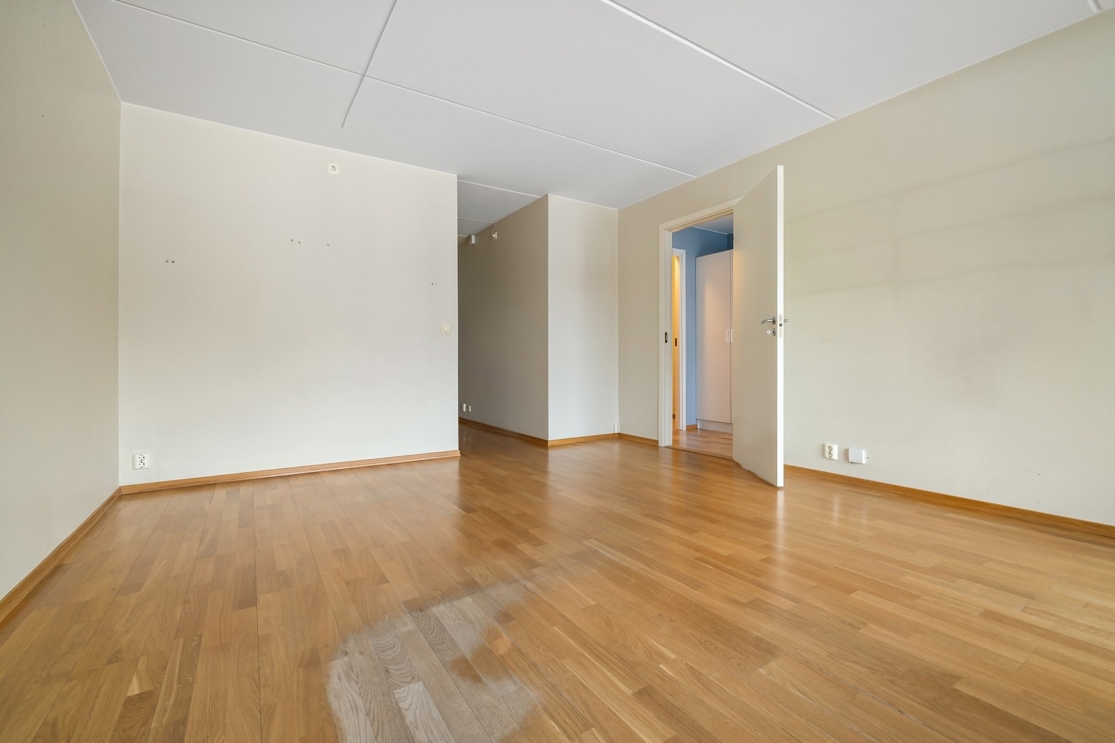 Her er det god plass til en romslig sofagruppe med tilhørende salongbord og tv-seksjon, samt et hyggelig spisebord Galleribilde