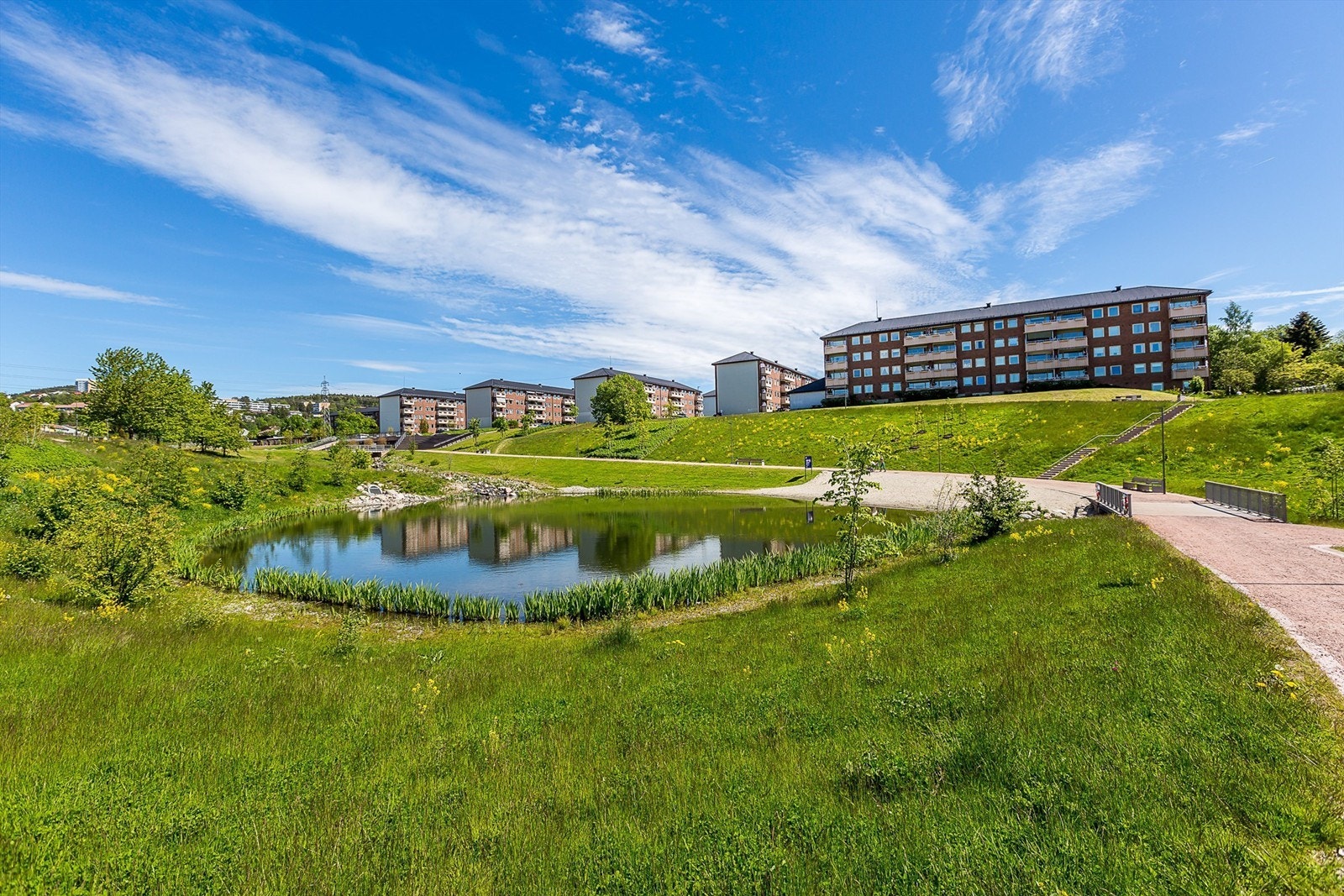 Gangavstand til flotte Bjerkedalen park med blant annet andedam, sandstrand og hyggelig nabolagsrestaurant Galleribilde
