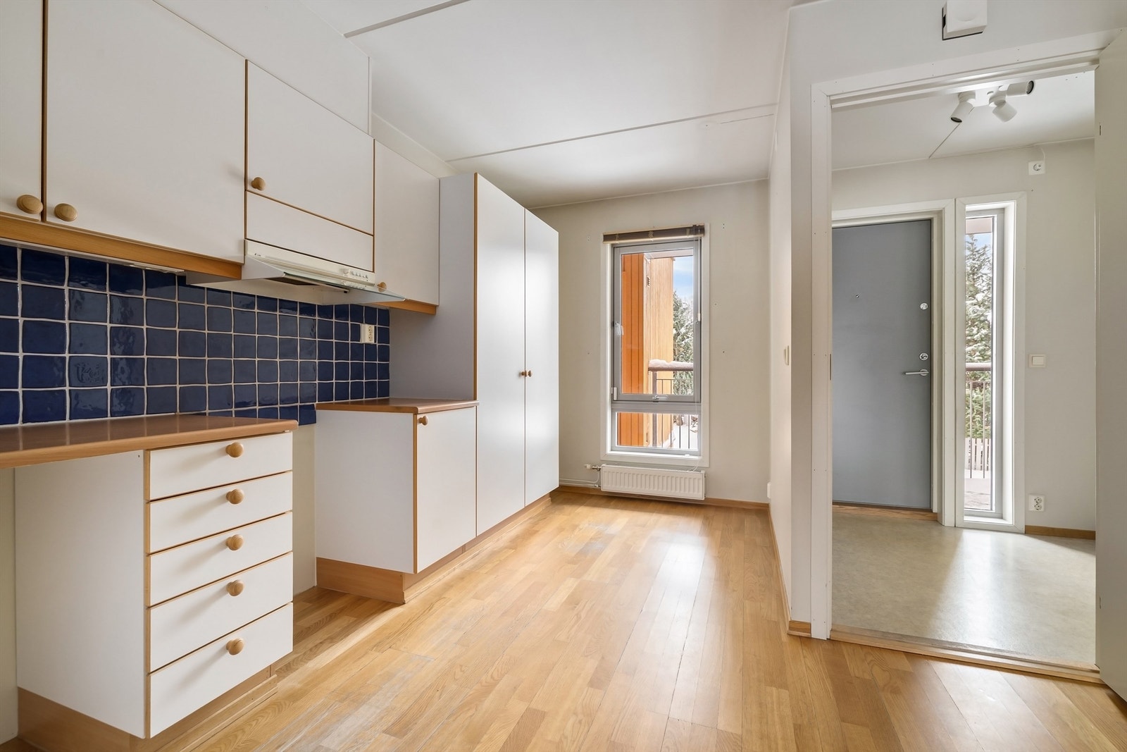 Store vindusflater bidrar til en luftig romfølelse og en god atmosfære å oppholde seg i Galleribilde