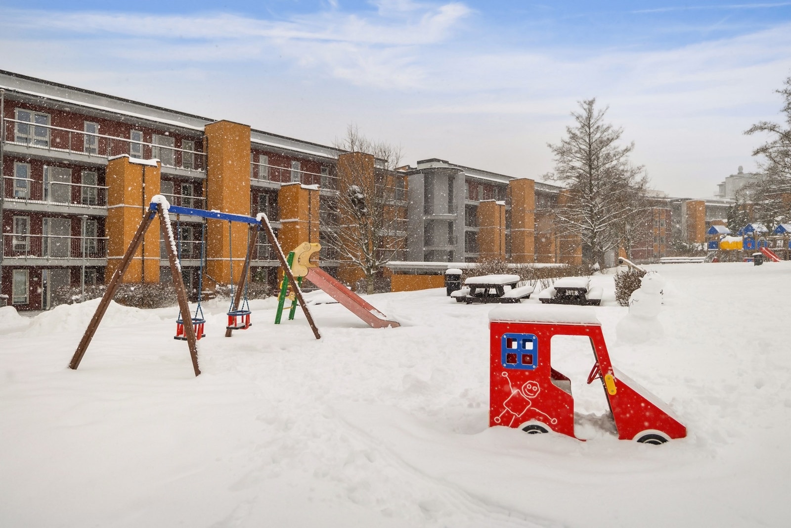 Her bor du i barnevennlige og urbane omgivelser med store fellesarealer med flere sittegrupper og stor lekeplass for de minste! Galleribilde