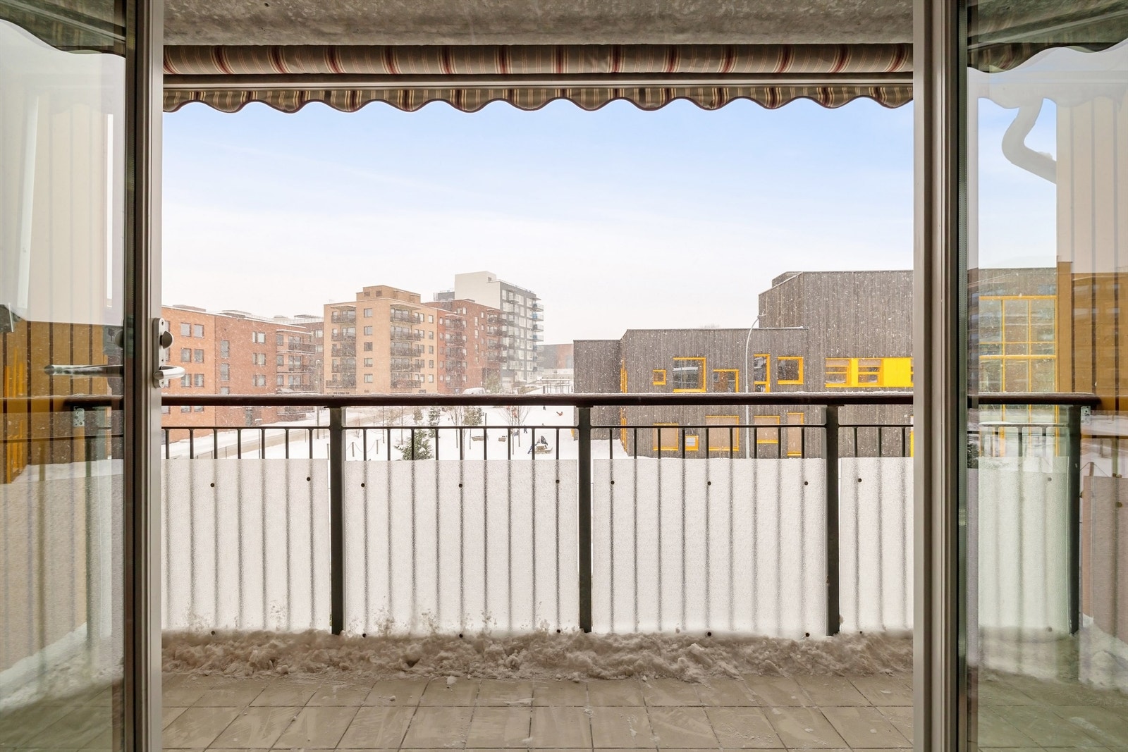 Gjennomgående og familievennlig 3-roms beliggende i andre etasje, med store vindusflater, gode oppholdsrom og en upåklagelig sydvestvendt balkong på 7 kvm Galleribilde