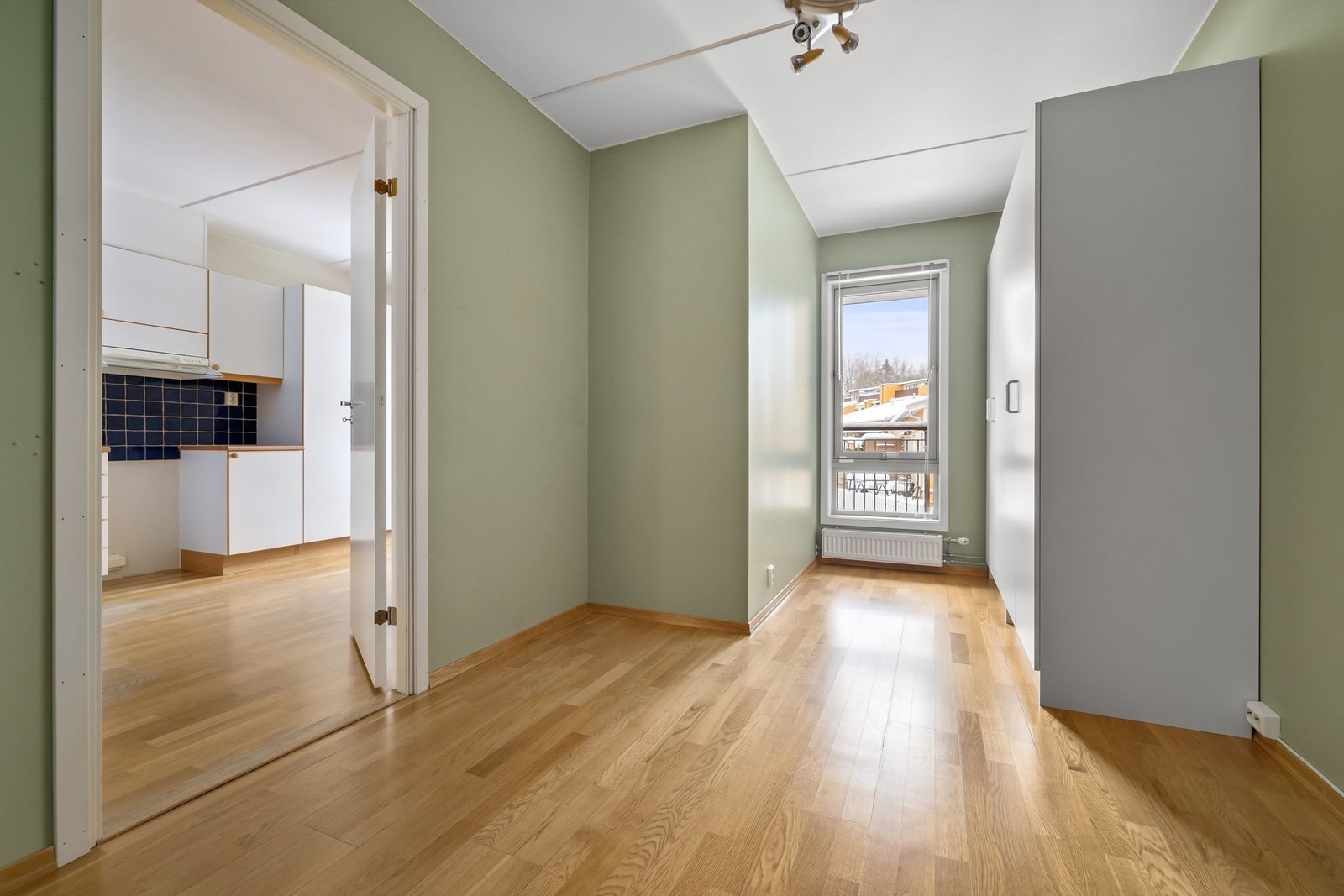 Lyst og behagelig hovedsoverom av svært god størrelse med store vindusflater som skaper et luftig oppholdsrom Galleribilde