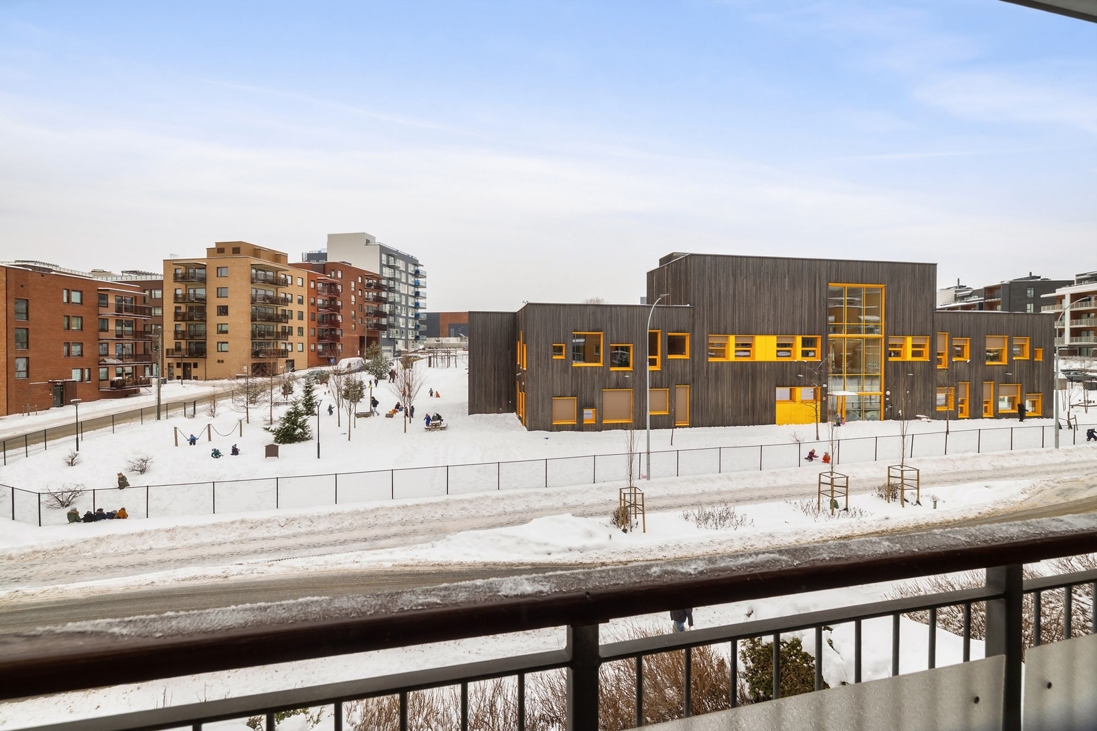 Sydvestvendt balkong på 7 kvm med gode solforhold og åpen utsikt Galleribilde