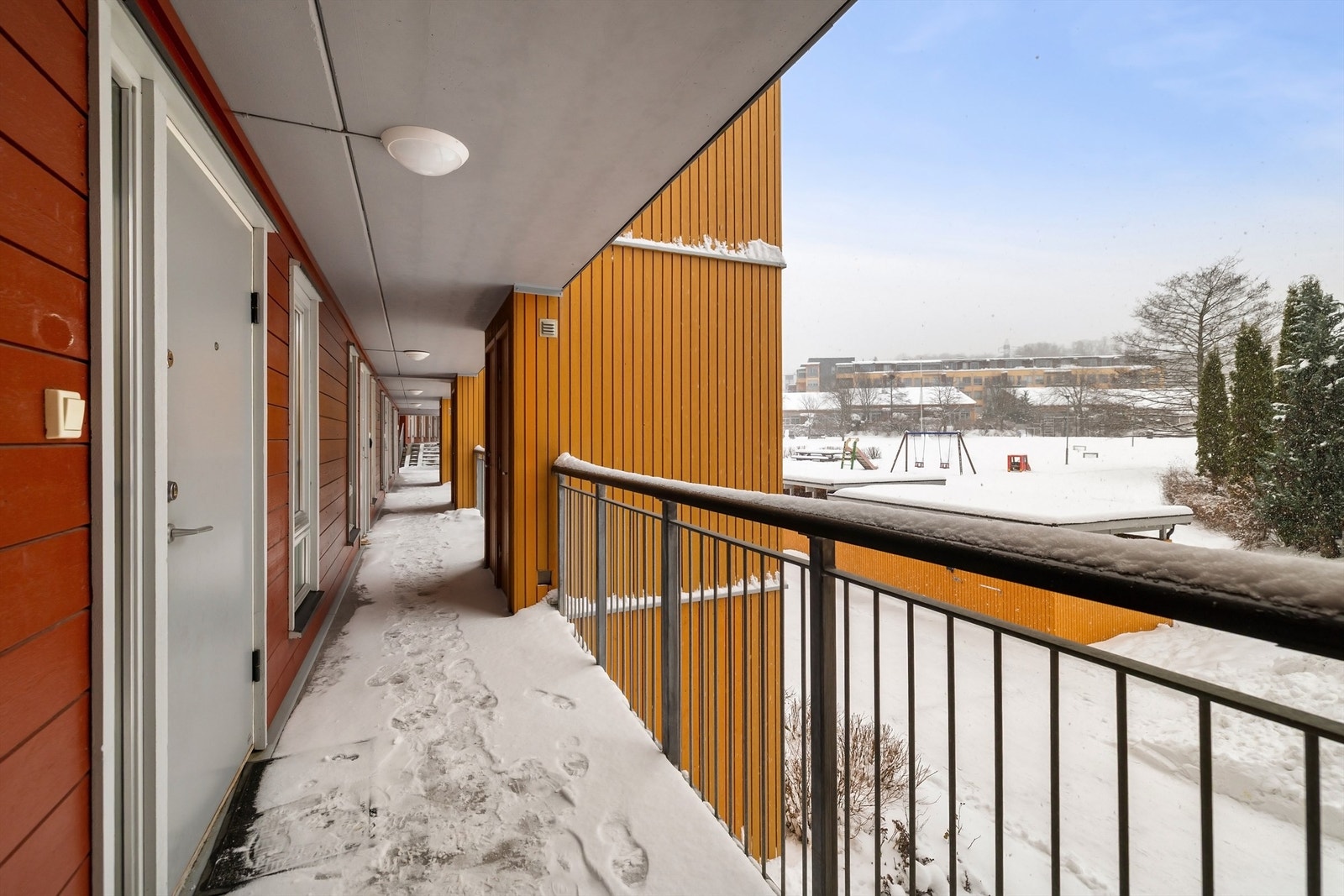 Boligen kan skilte med både heis og garasjeplass som gjør hverdagen enkel, og fungerer spesielt godt for både eldre og barnefamilier! Galleribilde