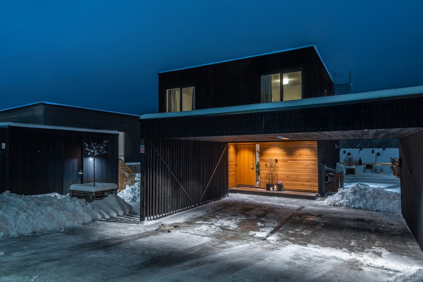 Eiendommen har et velstelt uteområde som gir et innbydende førsteinntrykk. Gårdsplassen ble opparbeidet i 2023 med belegningsstein og støttemur, og fremstår ryddig og representativ. Galleribilde