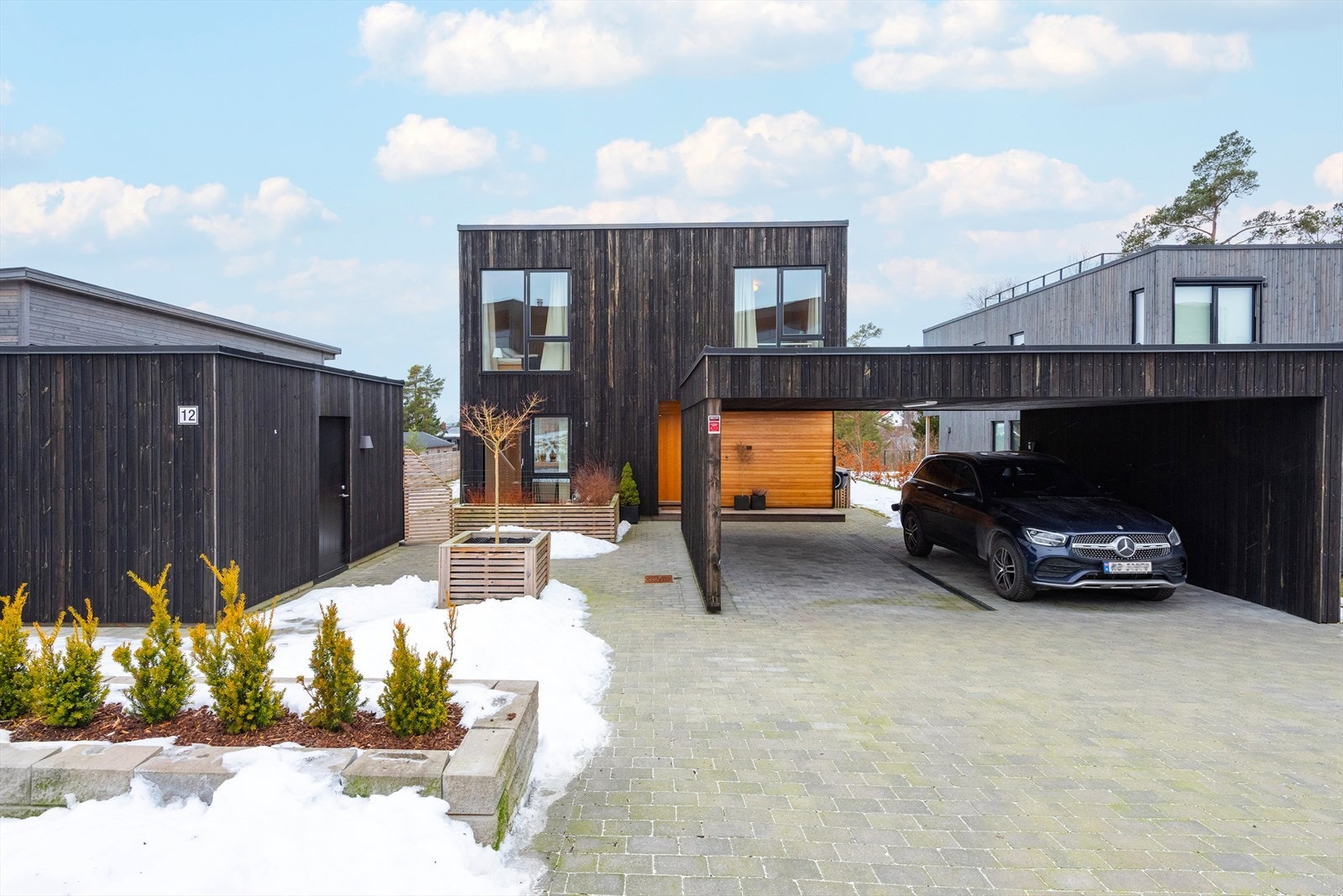 Eiendommen har et svært velstelt og gjennomført uteområde som gir et innbydende førsteinntrykk. Galleribilde