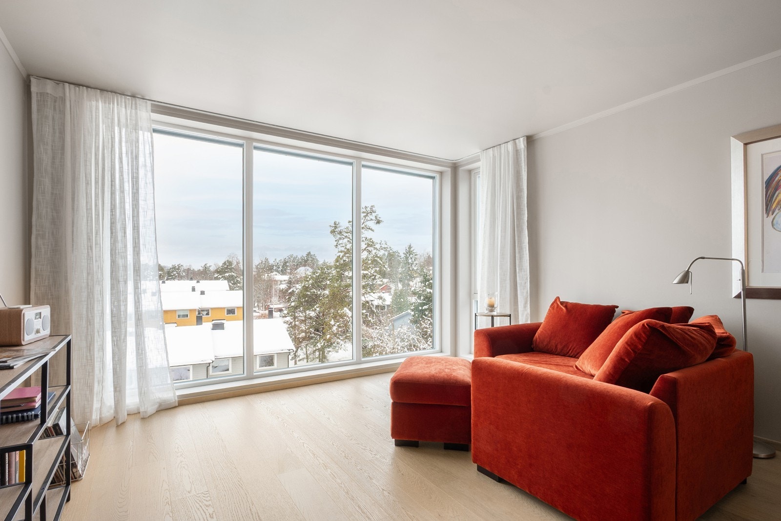 Stuen fremstår lys og innbydende med store vindusflater og gjennomgående gode materialvalg. Boligen har energiglass som er duggfrie, noe som sikrer klart utsyn og godt lysinnslipp også ved varierende værforhold. Galleribilde