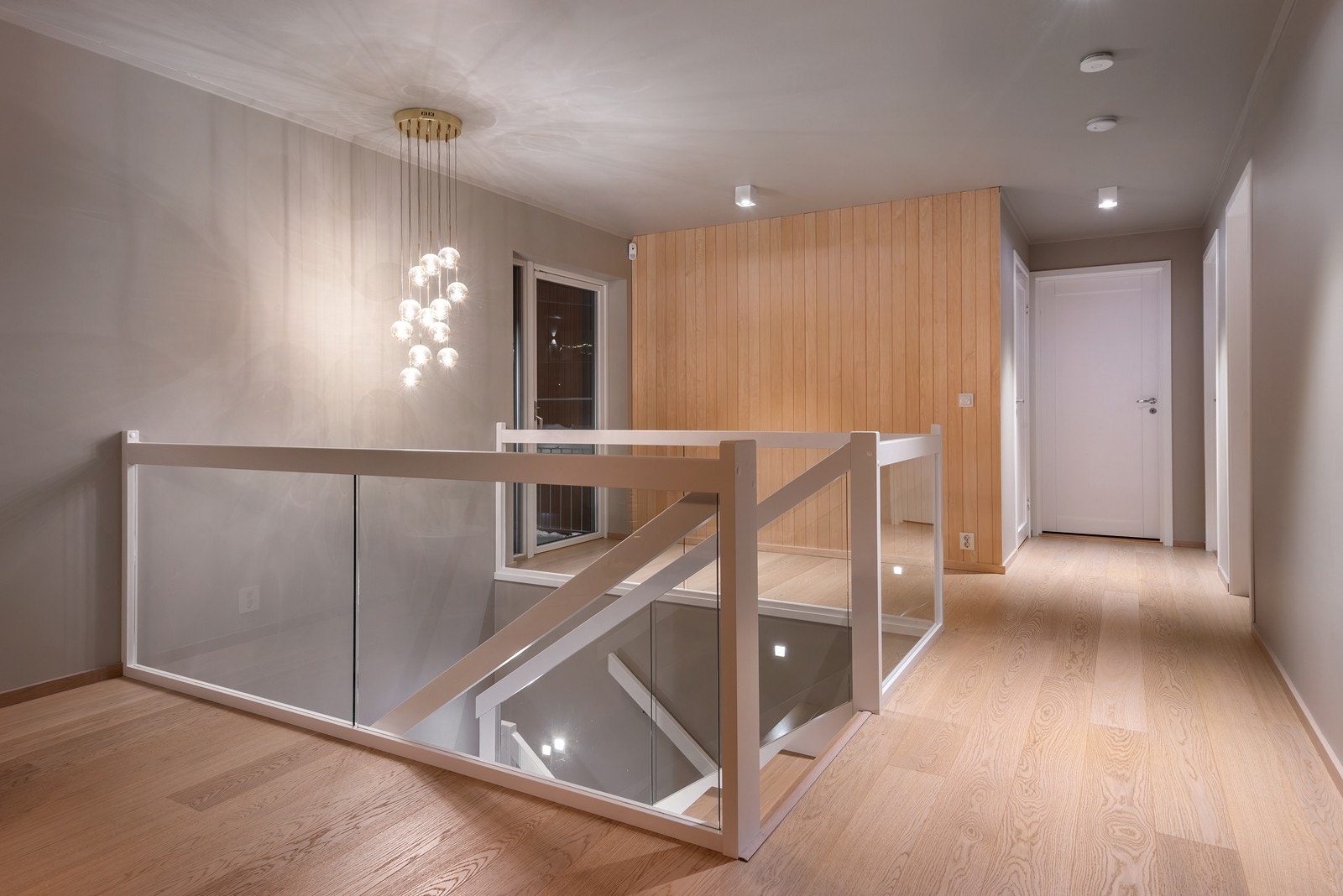 Fra stuen er det utgang til boligens takterrasse. Etasjen rommer i tillegg tre soverom, to bad og bod. Galleribilde