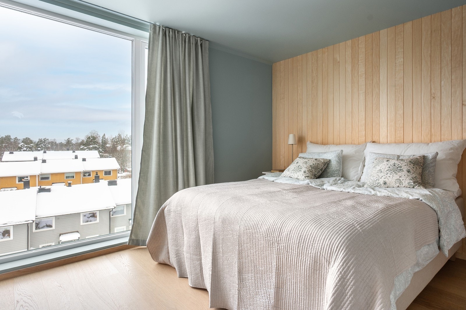 Etasjen rommer også boligens tre soverom. Hovedsoverommet har god plass til dobbeltseng med nattbord på hver side, samt direkte adkomst til både omkledningsrom og bad. Galleribilde