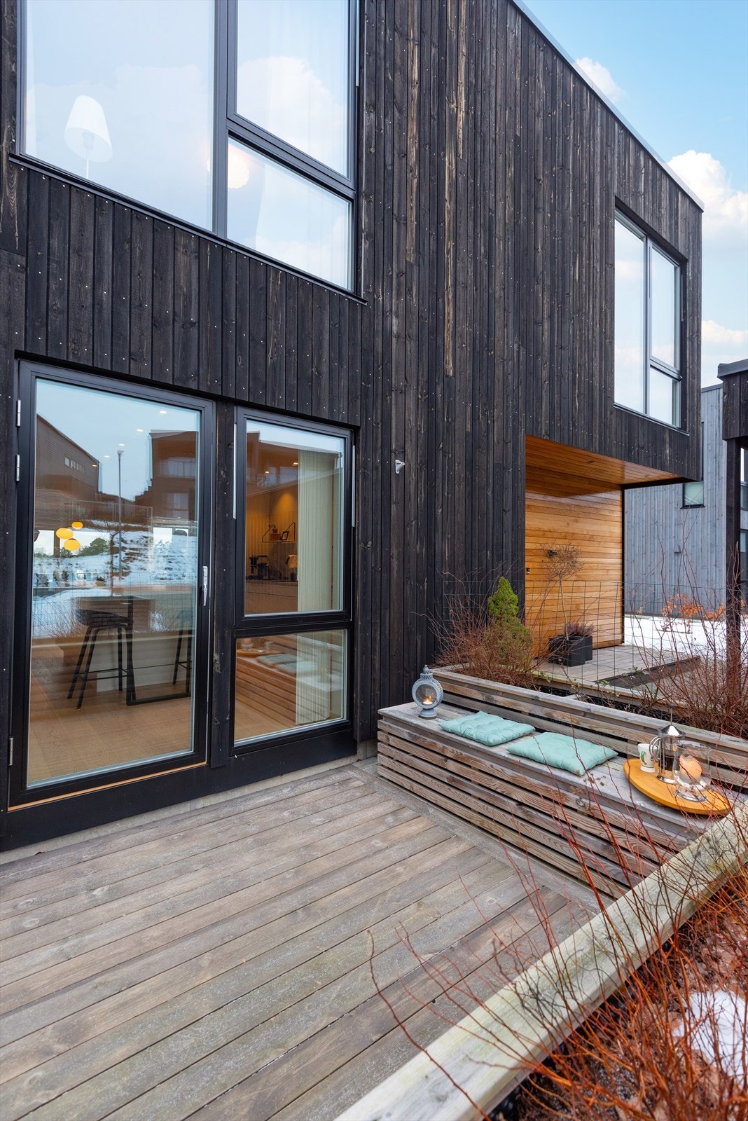 Praktisk utgang fra kjøkkenet som gjør det enkelt å ta måltidene ut. Galleribilde