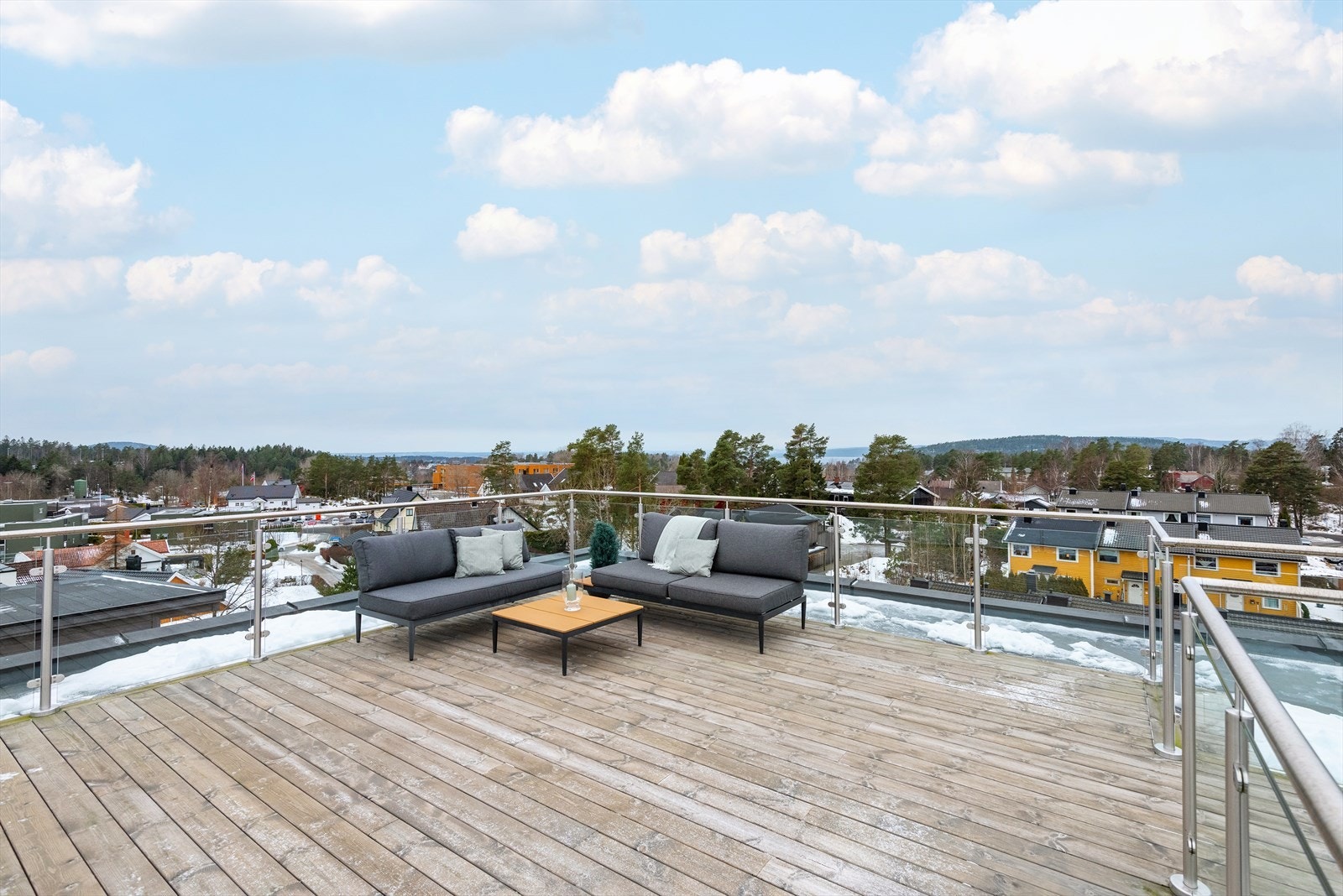 Takterrassen er på 26 kvm og byr på fine solforhold samt gode muligheter for utemøbler, grill og hyggelige sammenkomster. Dette gir et flott supplement til boligens øvrige utearealer og skaper en privat og sosial sone. Galleribilde