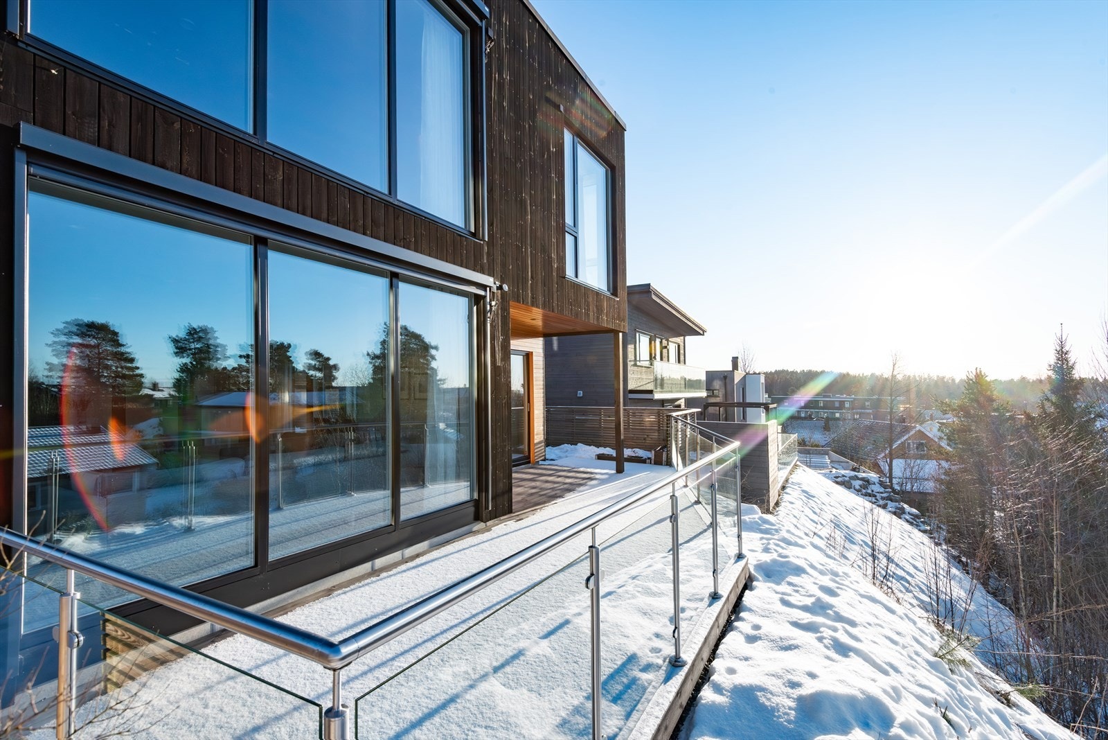 Boligen har energiglass som er duggfrie, noe som sikrer klart utsyn og godt lysinnslipp også ved varierende værforhold. Galleribilde