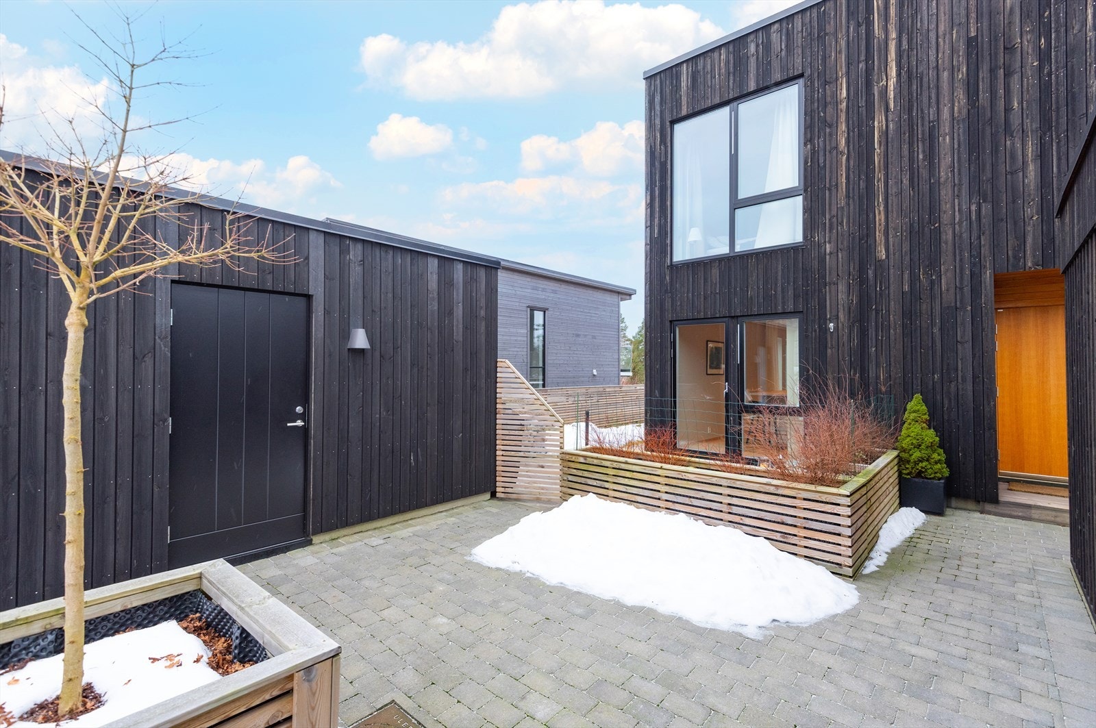 Boligen har en innvendig bod samt en utvendig, isolert bod på 9 kvm, som gir gode oppbevaringsmuligheter. Galleribilde