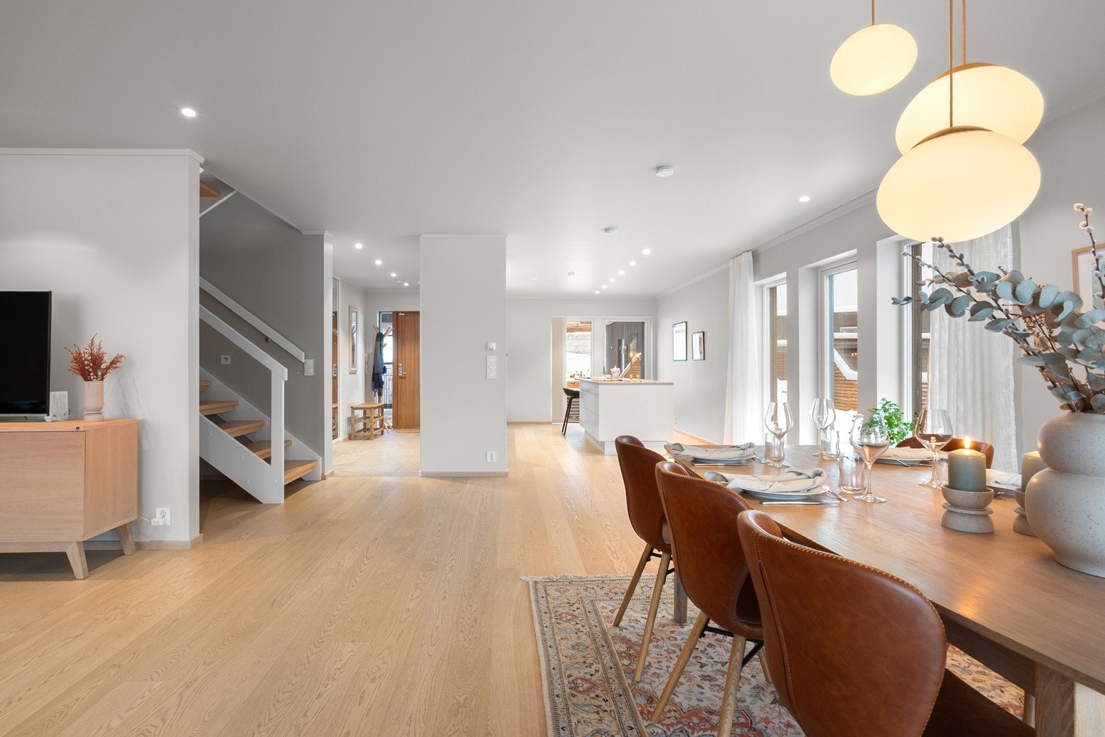 Oppholdsrommet har gjennomgående 1-stavs eikeparkett med vannbåren gulvvarme, lyse vegger og downlights i himling Galleribilde