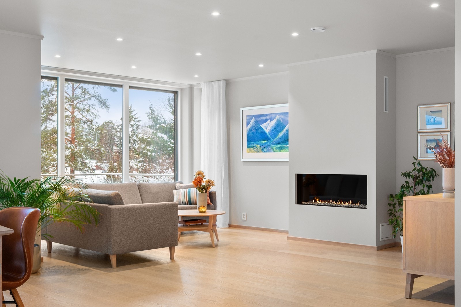 Sofasonen er naturlig plassert ved den sentralt plasserte gasspeisen, som fungerer som et elegant blikkfang og et hyggelig samlingspunkt. Galleribilde