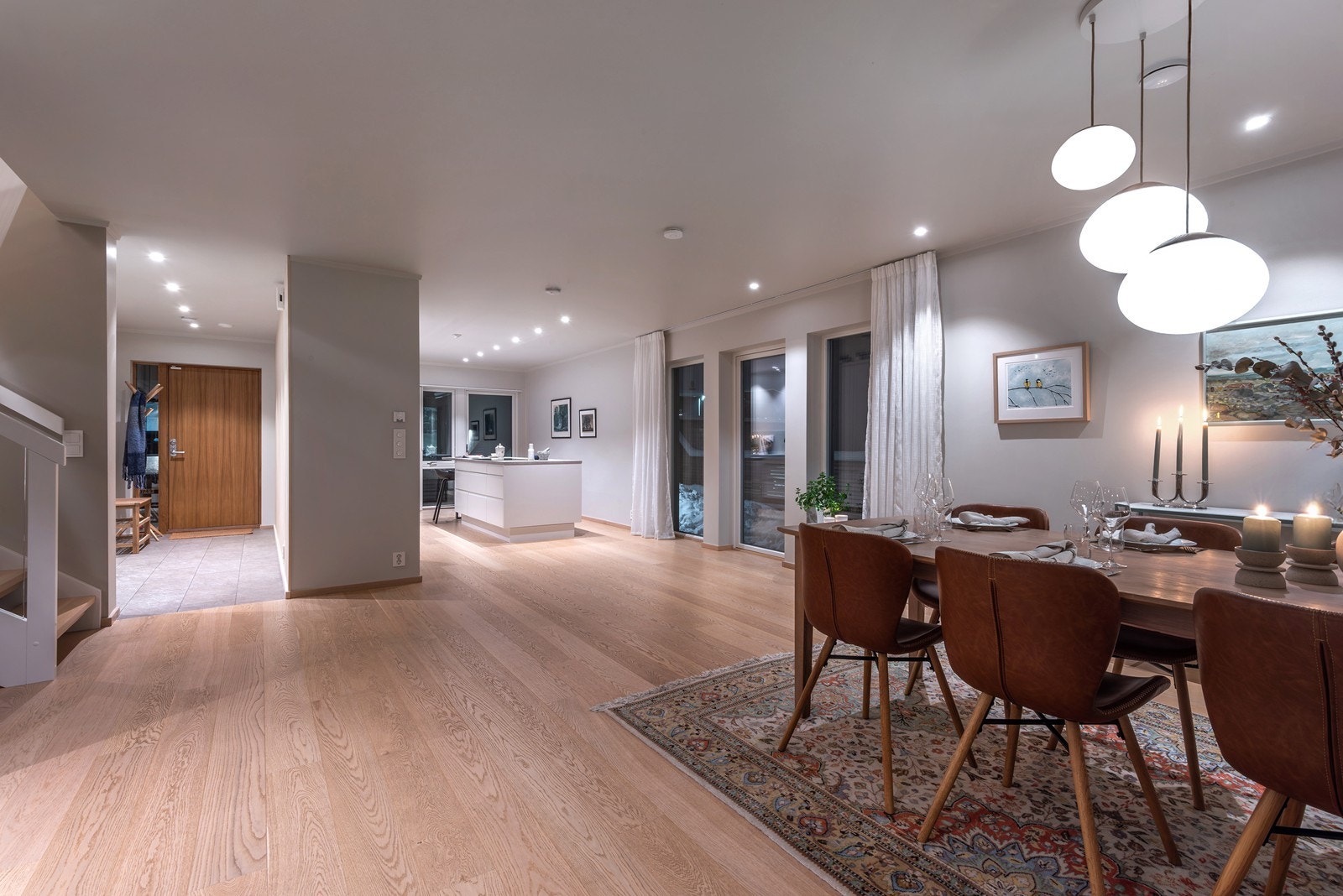 Fra oppholdsrommet er det flere utganger til terrassen - via skyvedør ved spiseplassen, egen terrassedør midt i rommet samt adkomst fra kjøkkenet. Galleribilde