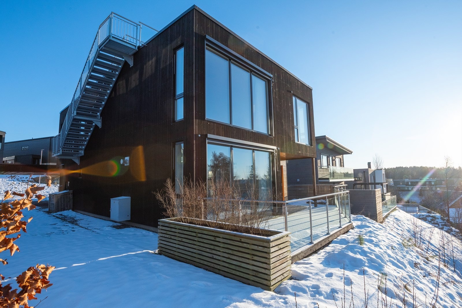 Den moderne boligen fra 2021 strekker seg over to plan og har et innvendig bruksareal på 192 kvm. Galleribilde