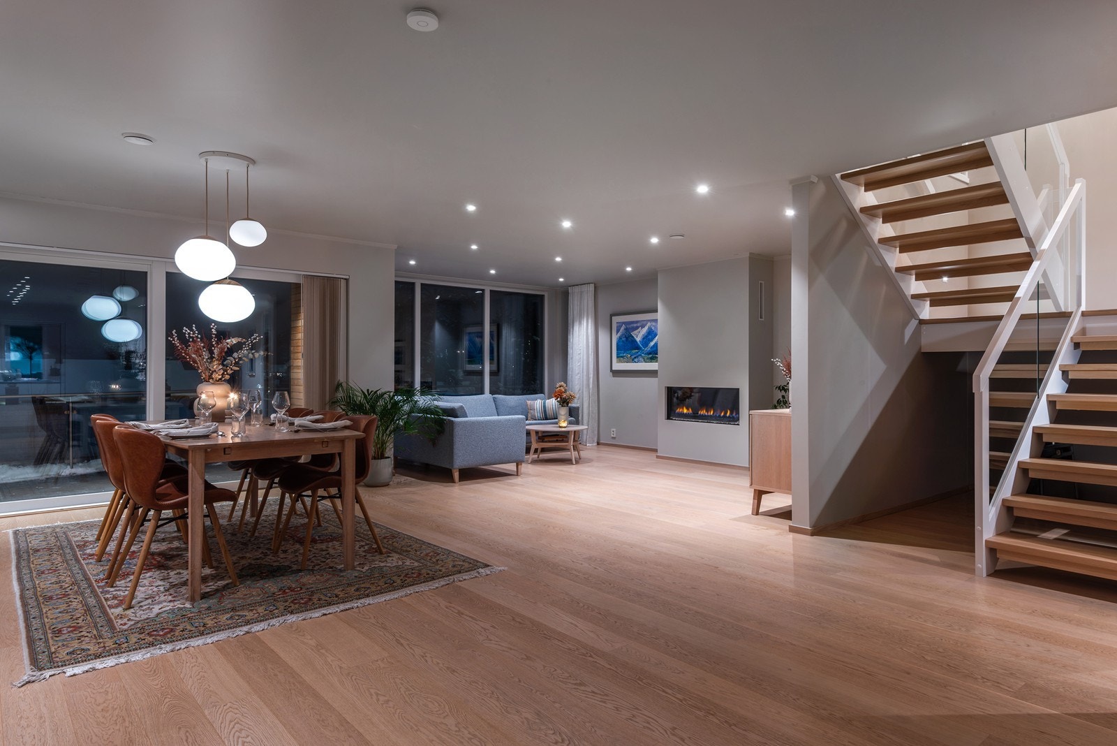 En moderne og innholdsrik familiebolig med gjennomgående kvalitetsmaterialer og smarte løsninger. Galleribilde