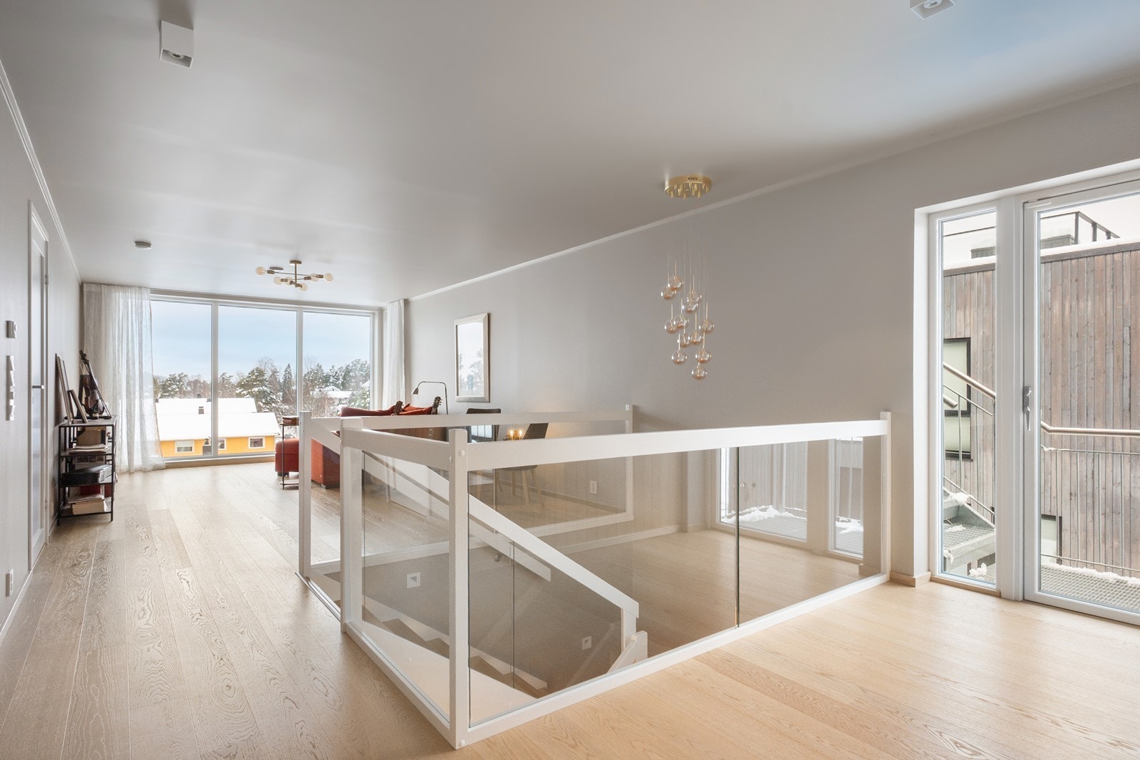 En stilren trappeløsning leder opp til boligens andre etasje. Her møtes du av en romslig stue nummer to med god plass til sofagruppe og øvrig møblement. Galleribilde