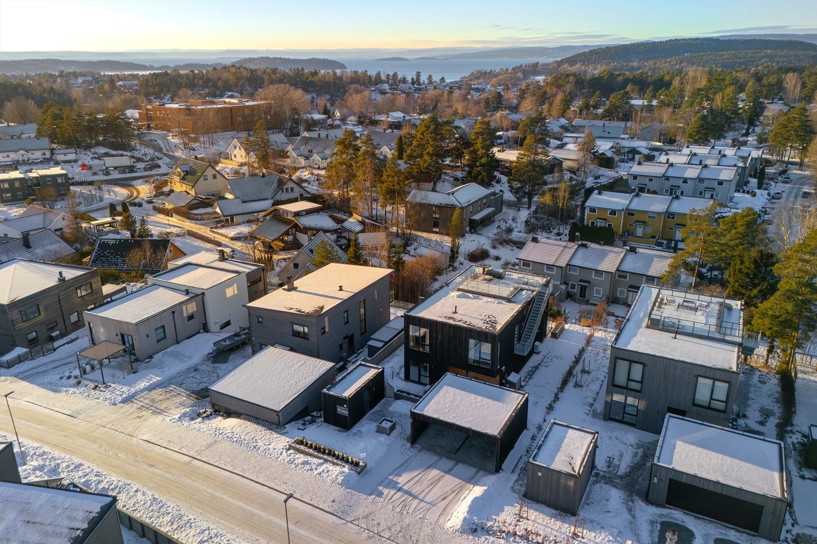 Eneboligen ligger i et etablert og barnevennlig boligområde like utenfor Son sentrum i Vestby kommune - med kort gangavstand til barnehage, barneskole og ungdomsskole. Galleribilde