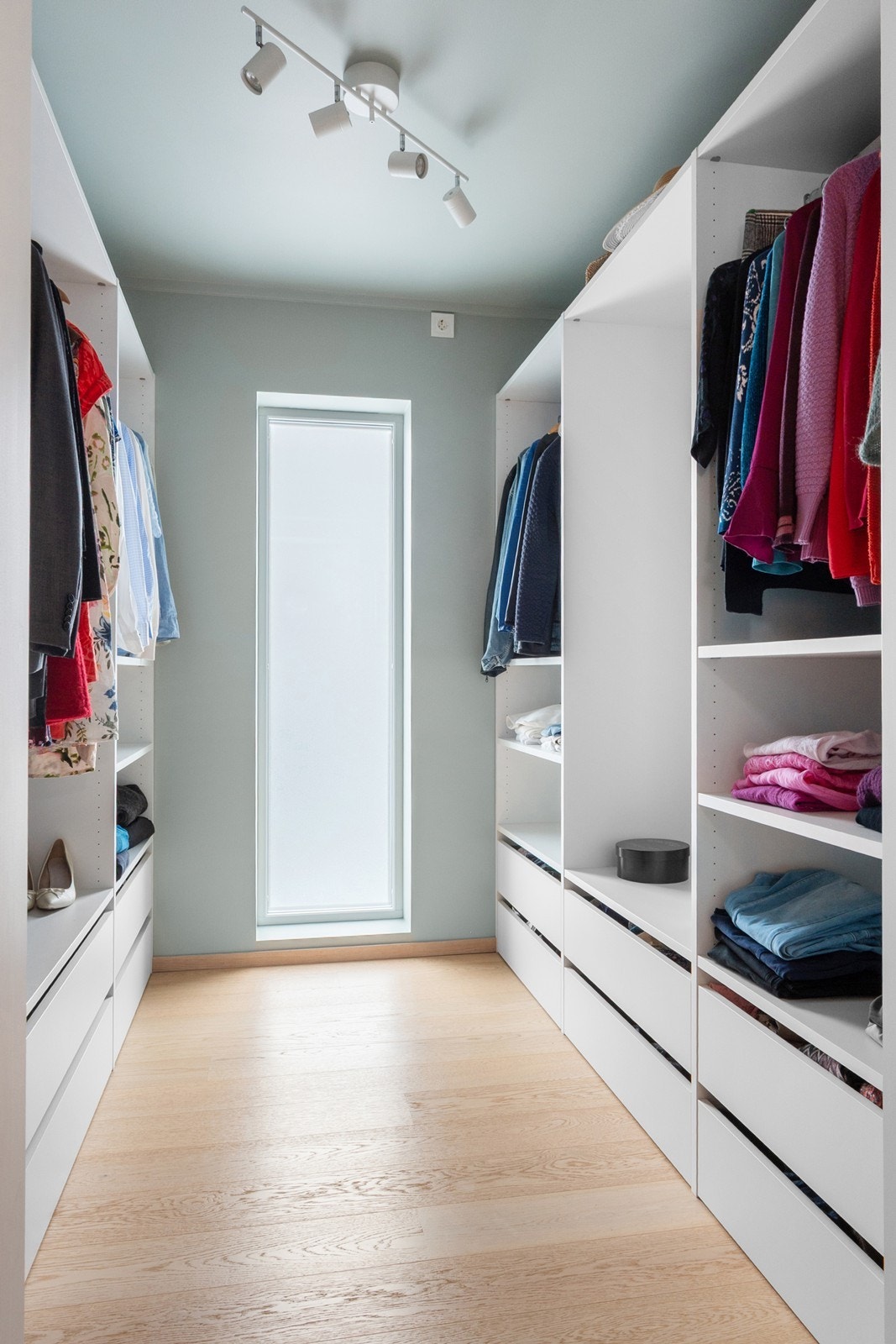 Hovedsoverommet har tilgang til eget omkledningsrom. Galleribilde