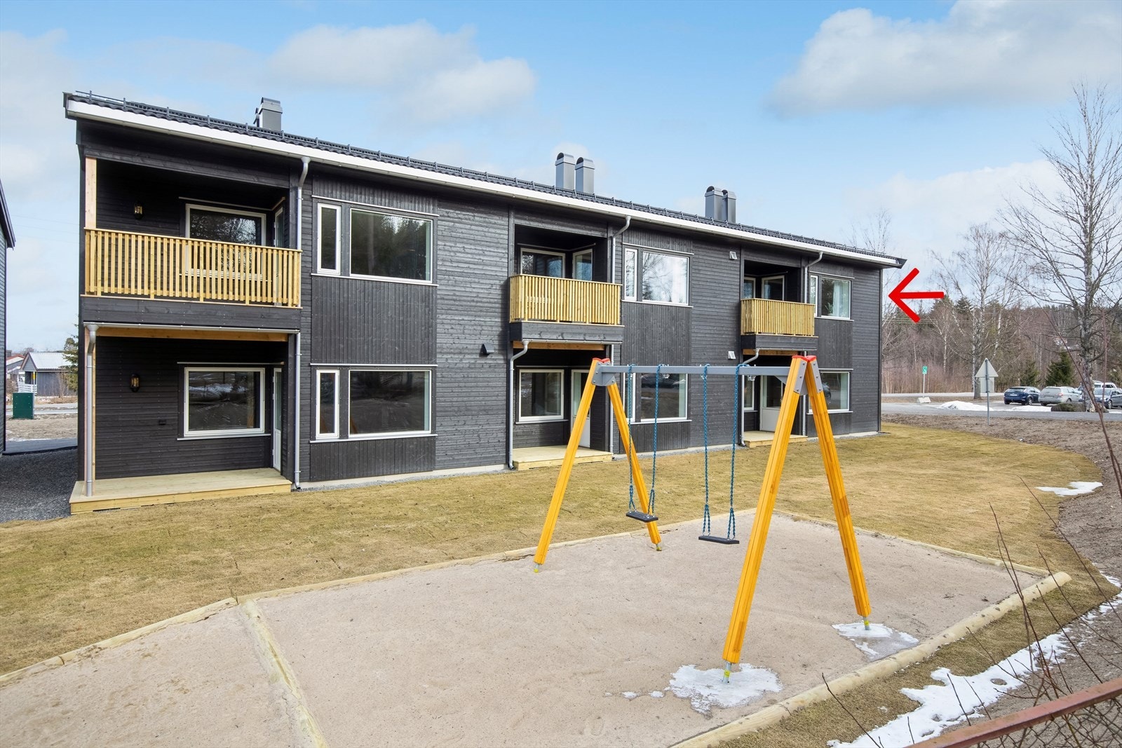 Leiligheten ligger i 2.etasje i hyggelig trehusbebyggelse. Tilsvarende leilighet finnes også i 1.etasje. Galleribilde