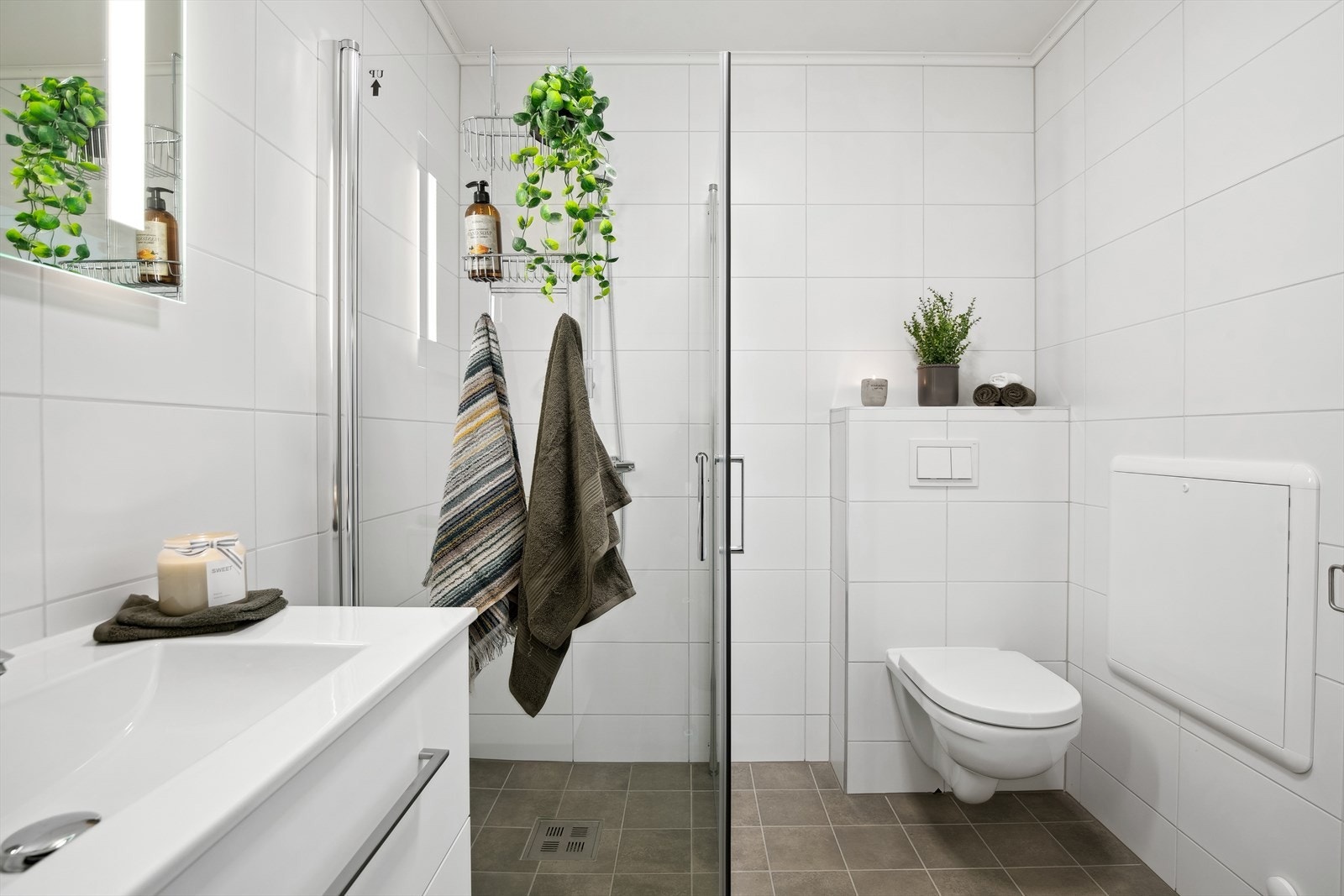 Flott flislagt bad. Her er det også opplegg til vaskemaskin. Galleribilde