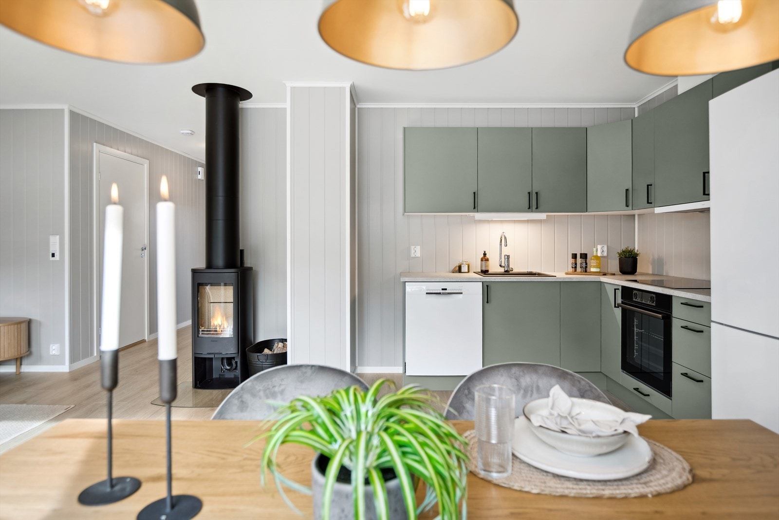 Smakfull kjøkkeninnredning med hvitevarer. Galleribilde