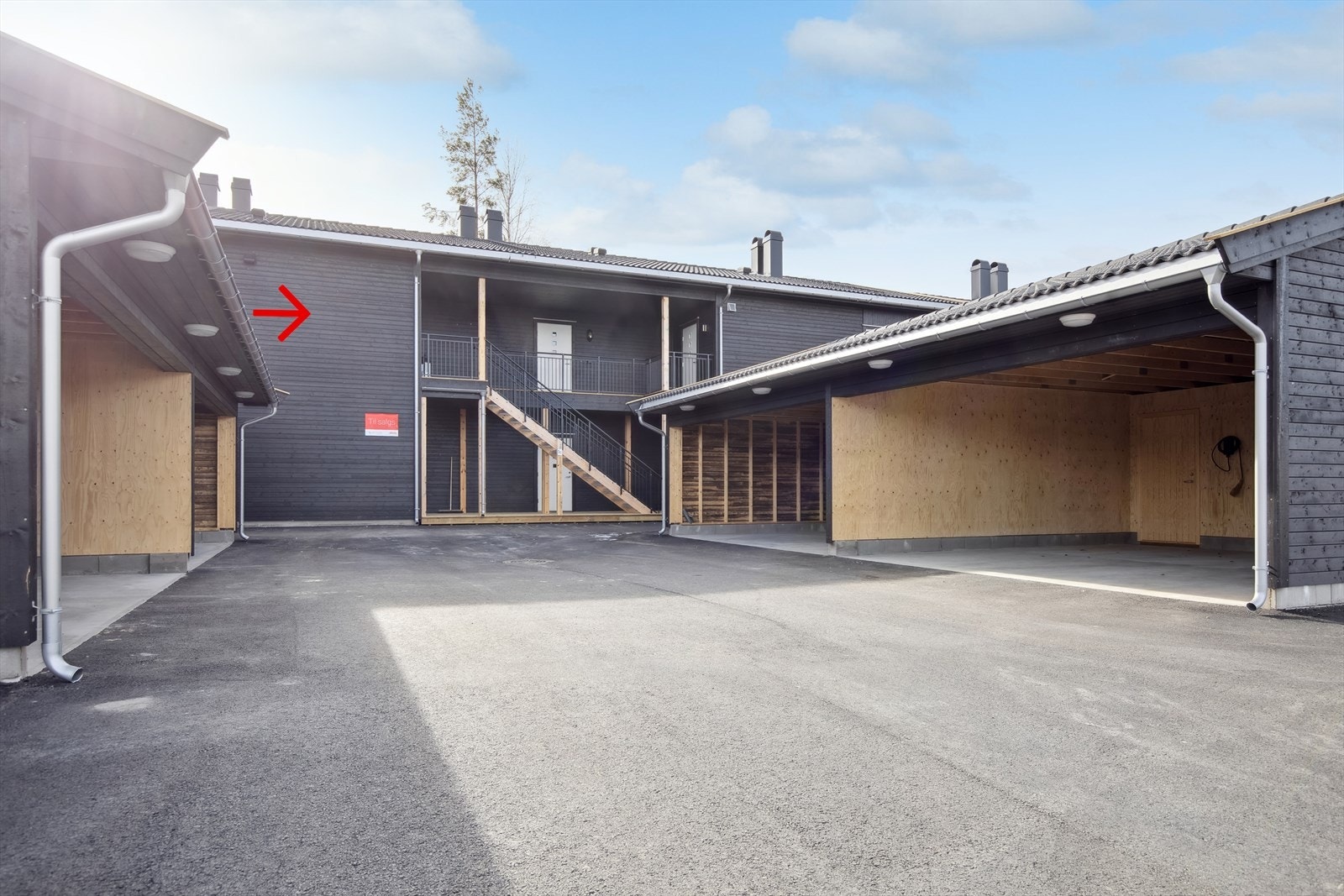 Tilhørende carport med egen bod. Det er montert el-billader type Zaptec hjemmelader opptil 22 kw i carporten. Galleribilde