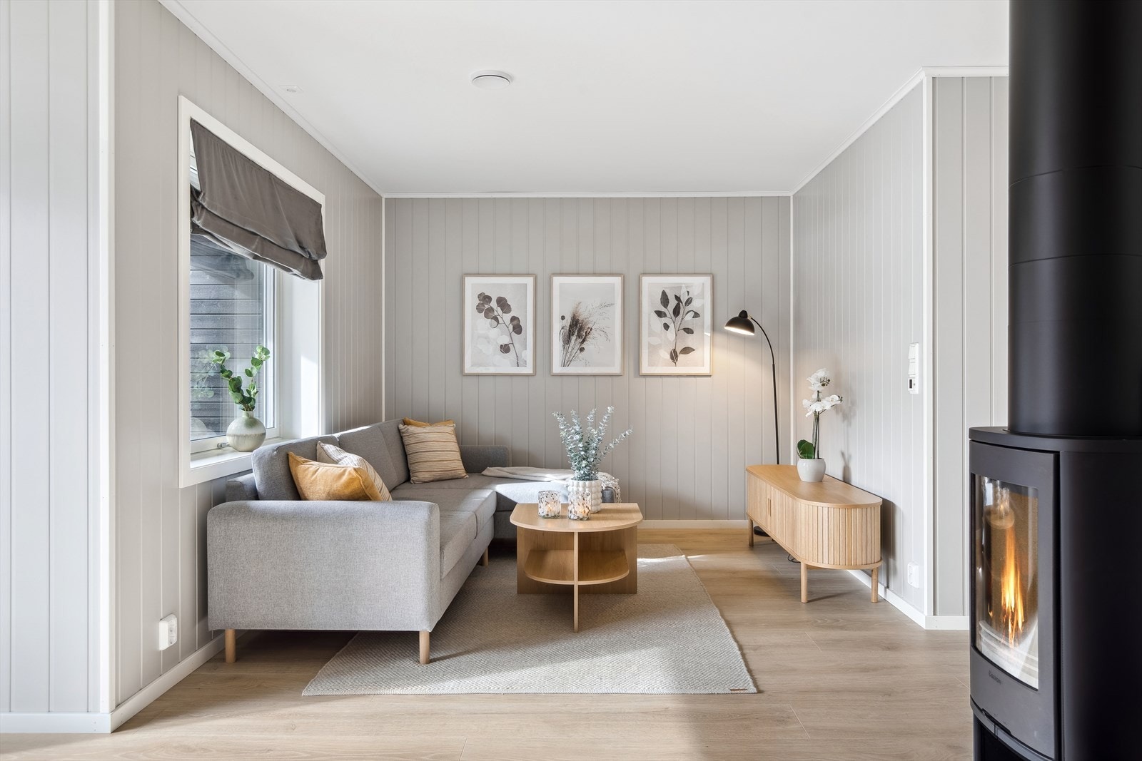 Stemningsfullt og praktisk med vedovn. Det er også varme i gulv på kjøkken/stue, gang og bad. Galleribilde