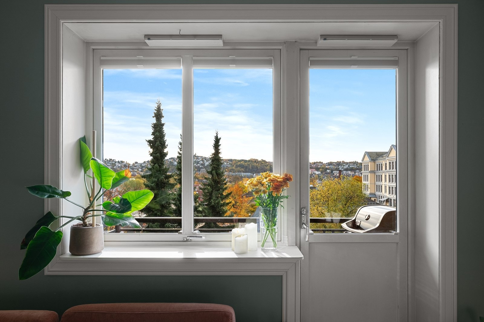 Vinduer og balkongdør som gir lys, luft og flott utsikt. Galleribilde