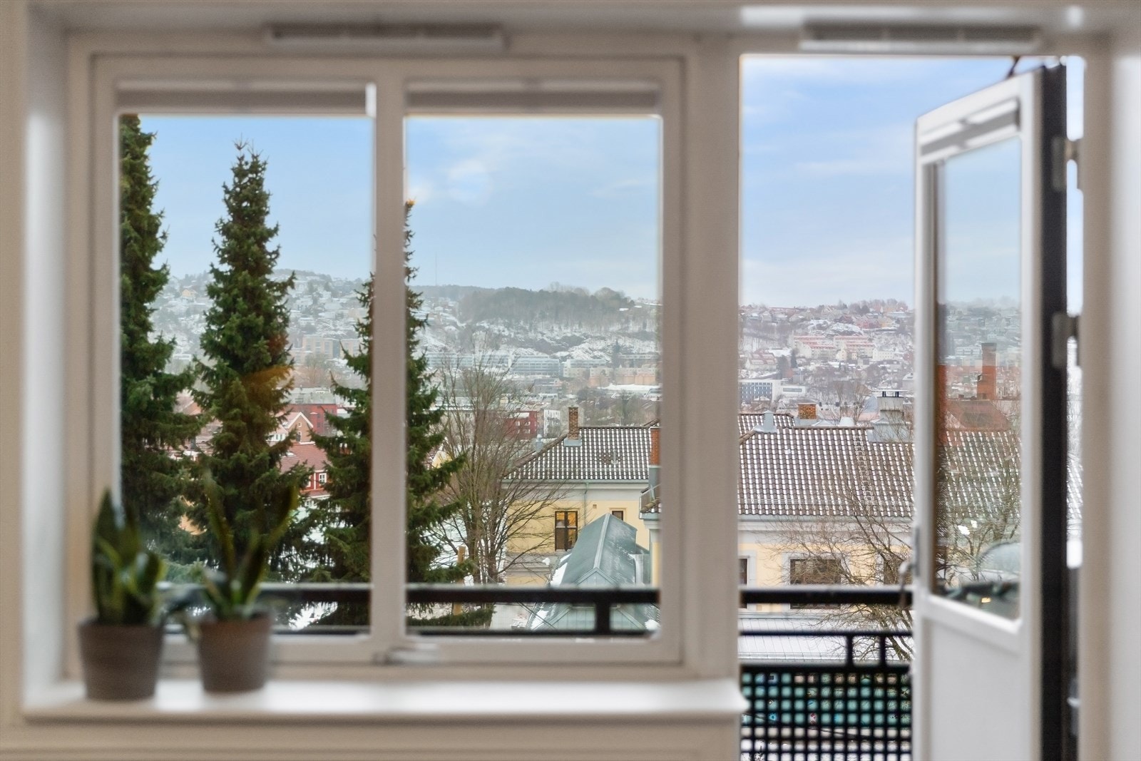 Stuen har utgang til balkongen, som slipper inn lys og skaper en naturlig forlengelse av oppholdsrommet. Galleribilde