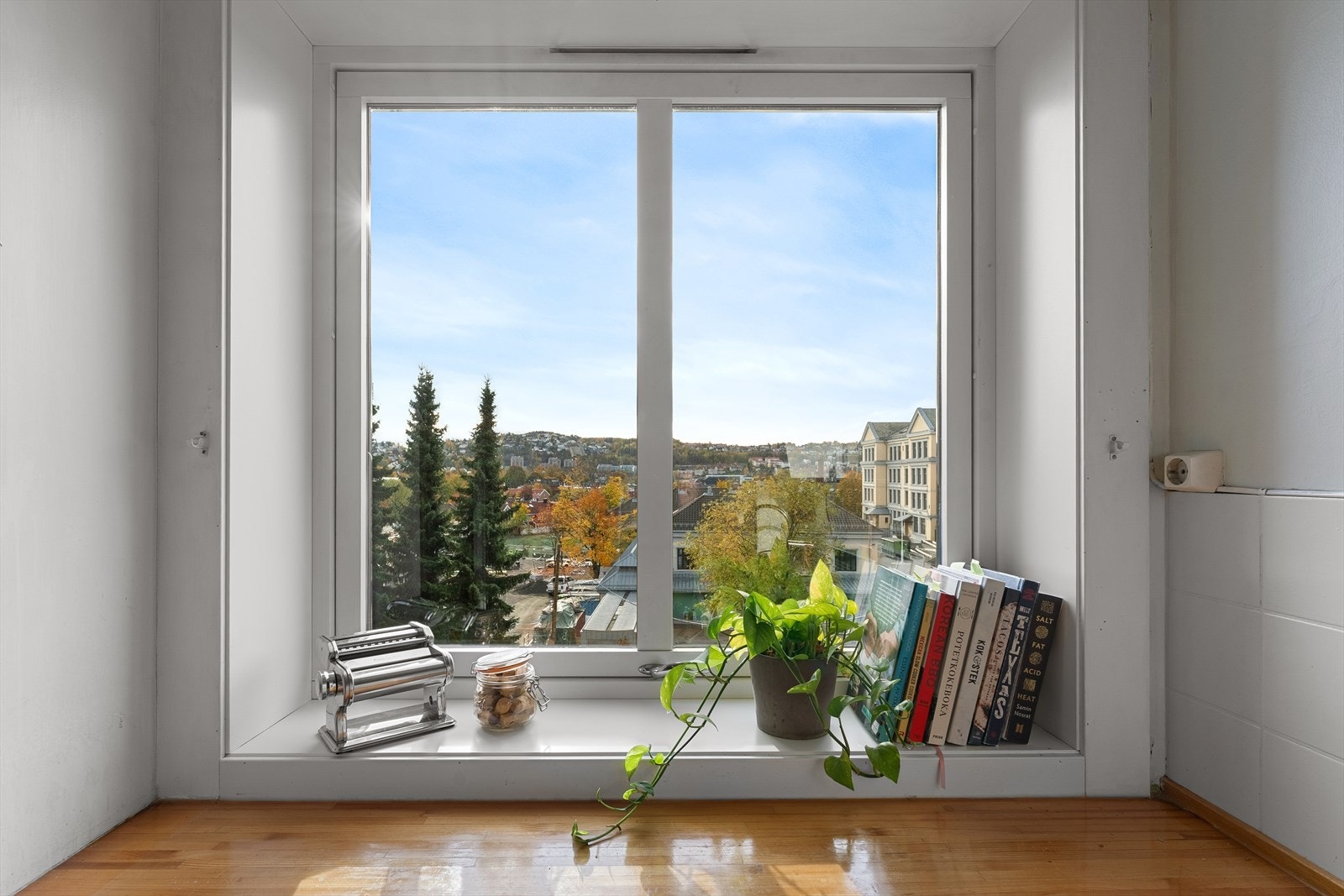 Lys og innbydende kjøkken med flott arbeidslys fra store vinduer. Galleribilde