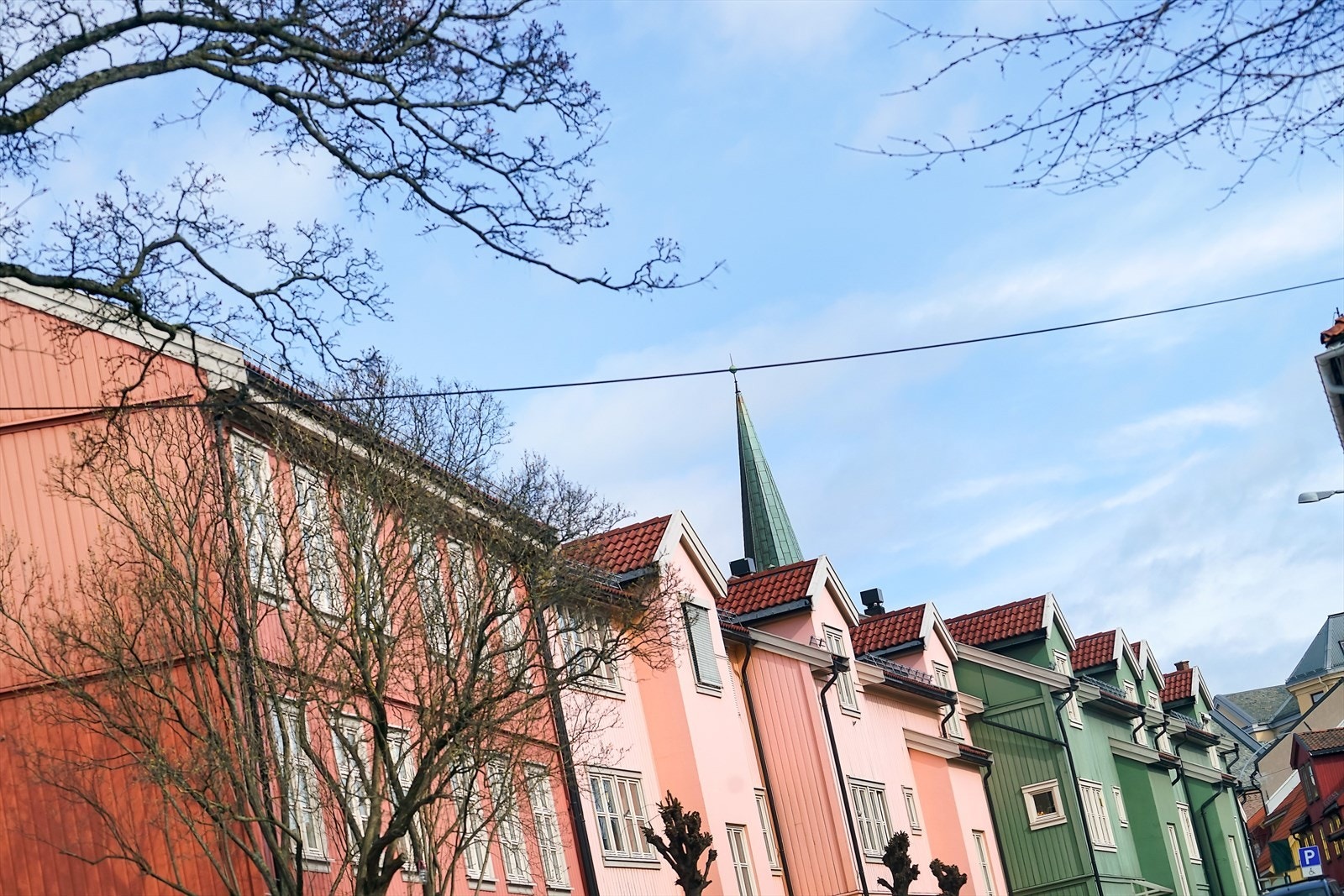 Kampen er en sjarmerende og attraktiv bydel i Gamle Oslo, kjent for sine rolige gater, historiske trehus, klassiske bygårder og fredede fasader som gir området unik karakter. Galleribilde