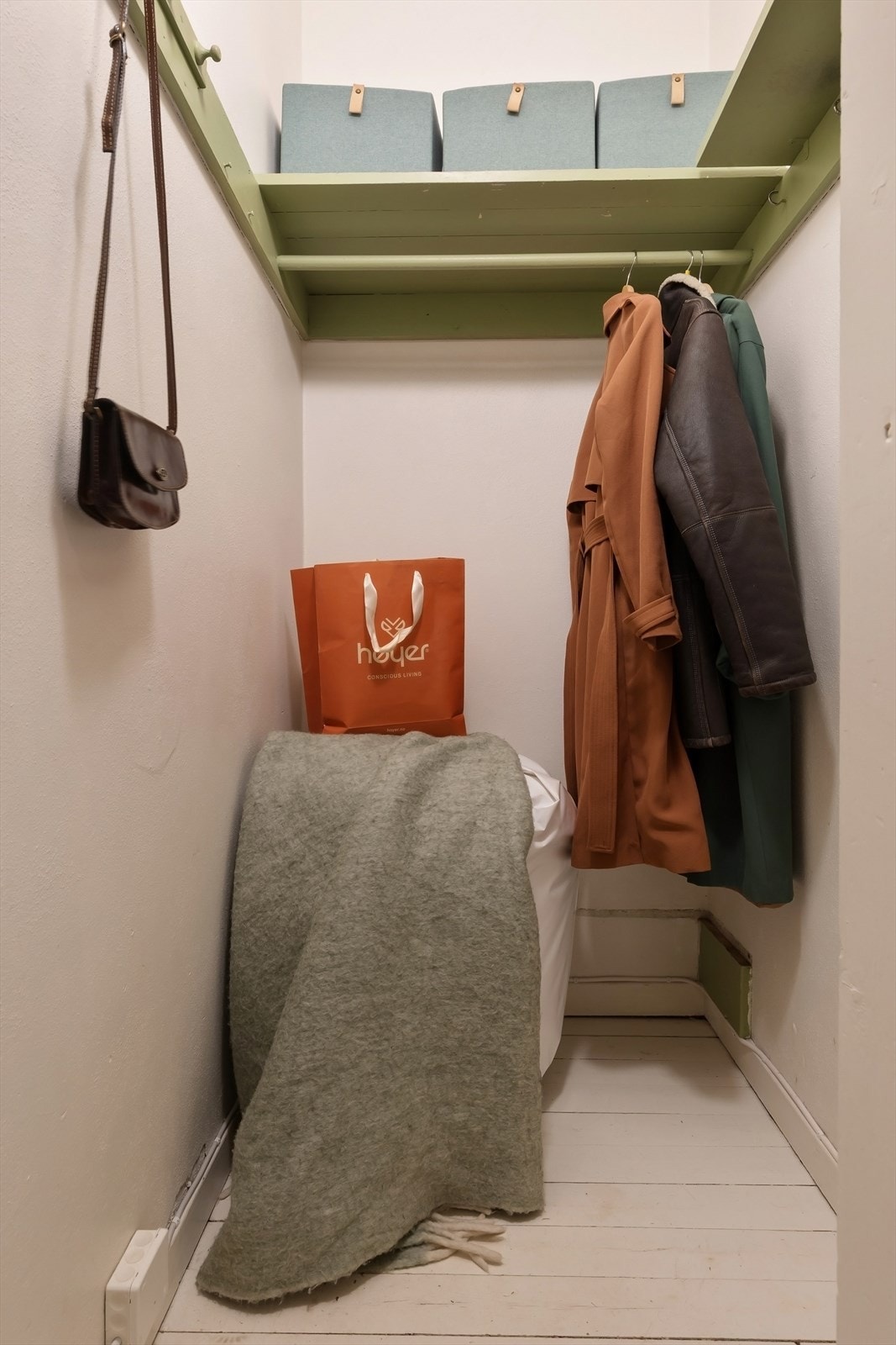 I entréen er det også et praktisk kott. Galleribilde