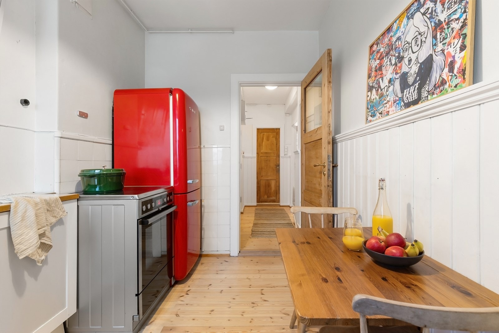 De lyse, originale tregulvene strekker seg gjennom alle rom og tilfører varme, karakter og en tidløs eleganse. Galleribilde