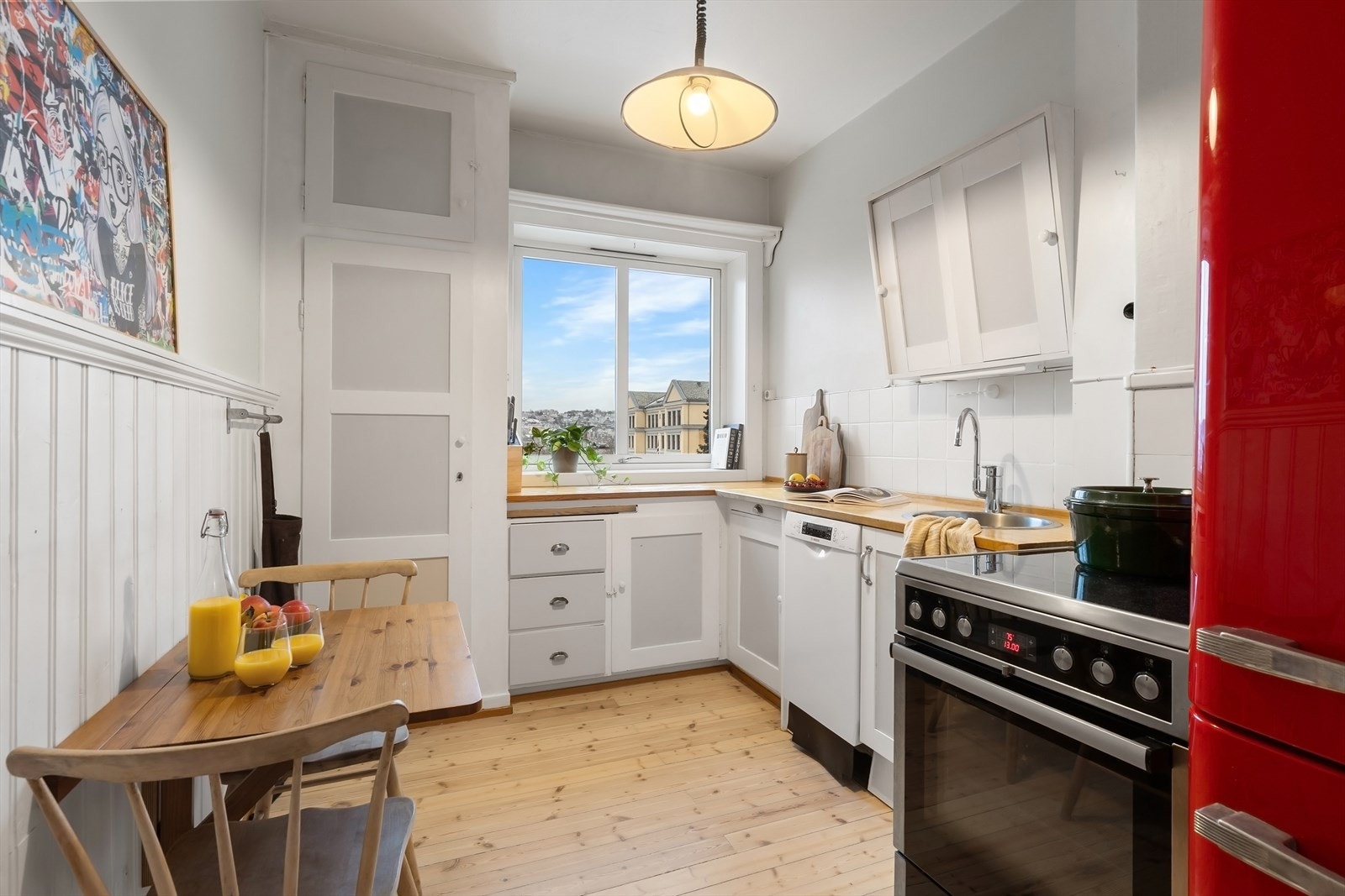 Separat kjøkken med god størrelse og praktisk planløsning. Galleribilde