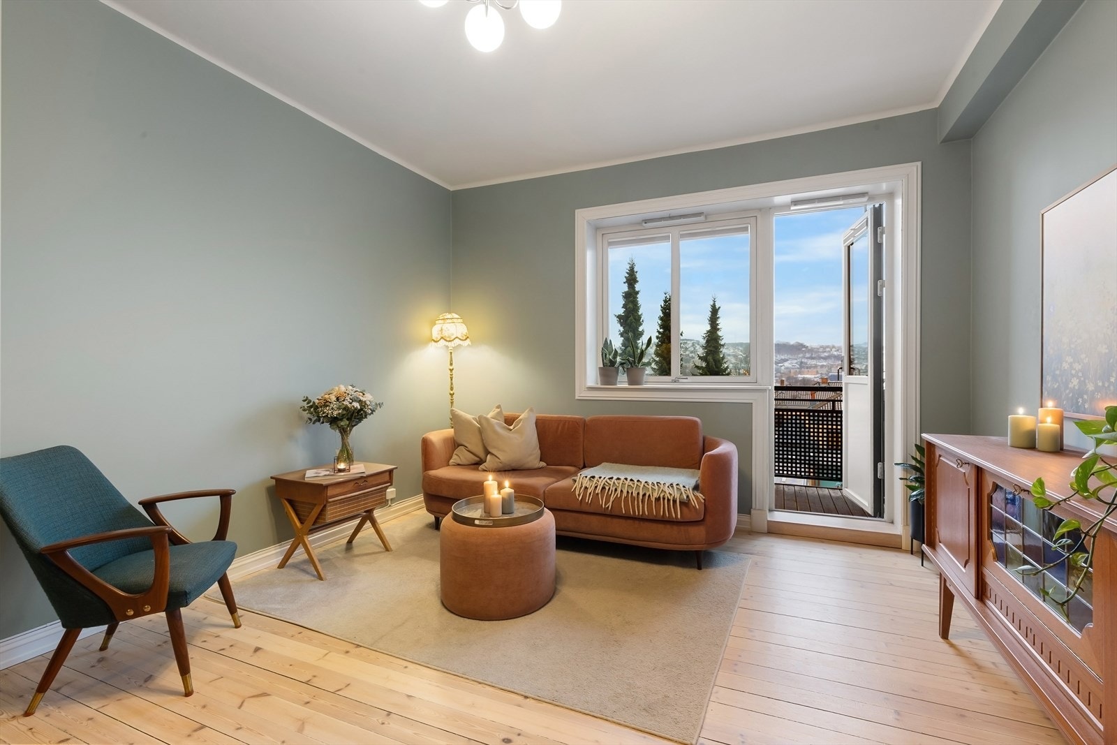 Moderne stue med store vindusflater og utgang til balkong. Galleribilde