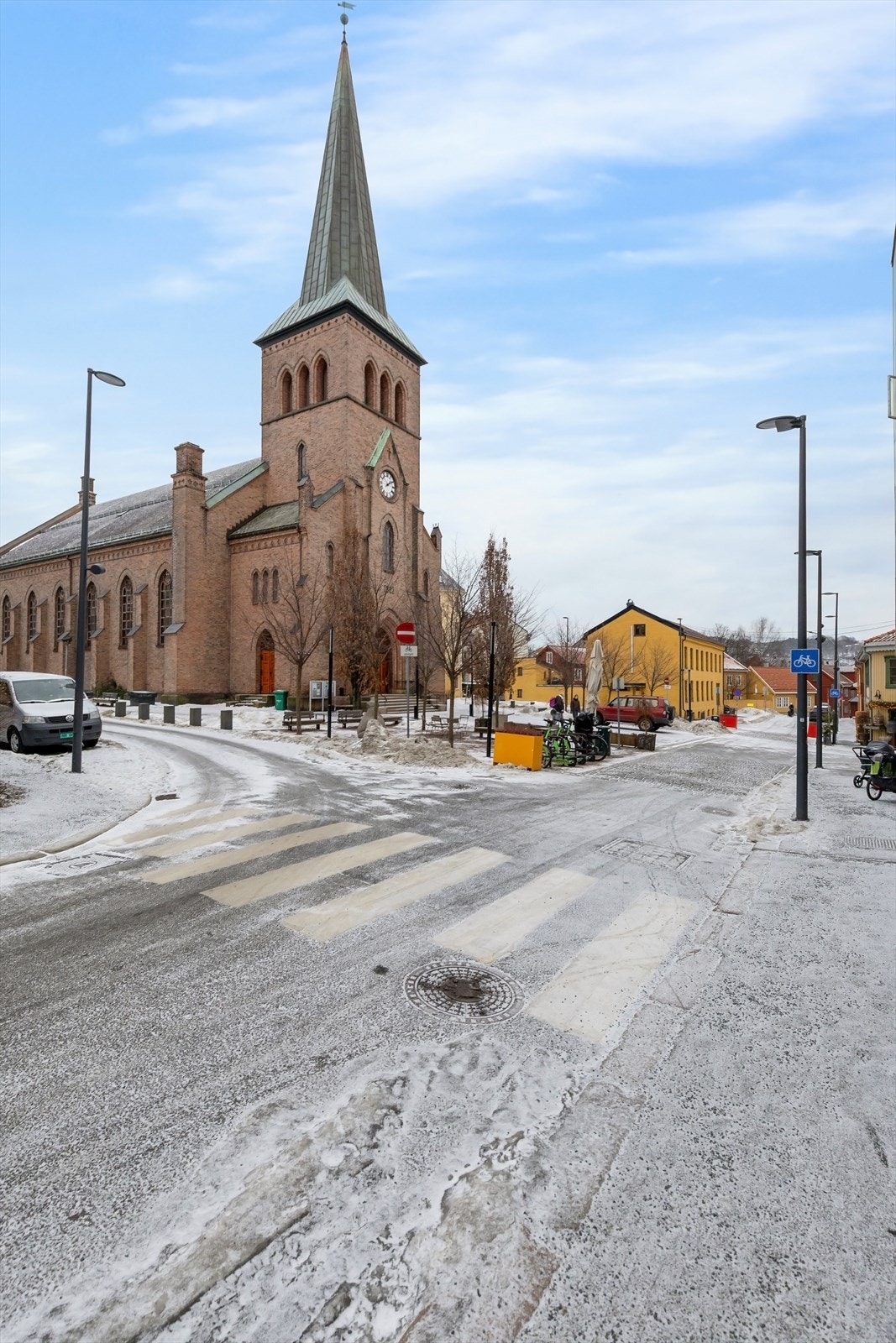 Kampen Kirke innviet 29. november 1882. Kampen er en del av bydel Gamle Oslo og grenser til Lille Tøyen, Vålerenga, Valle Hovin, Ensjø og Tøyen. Galleribilde